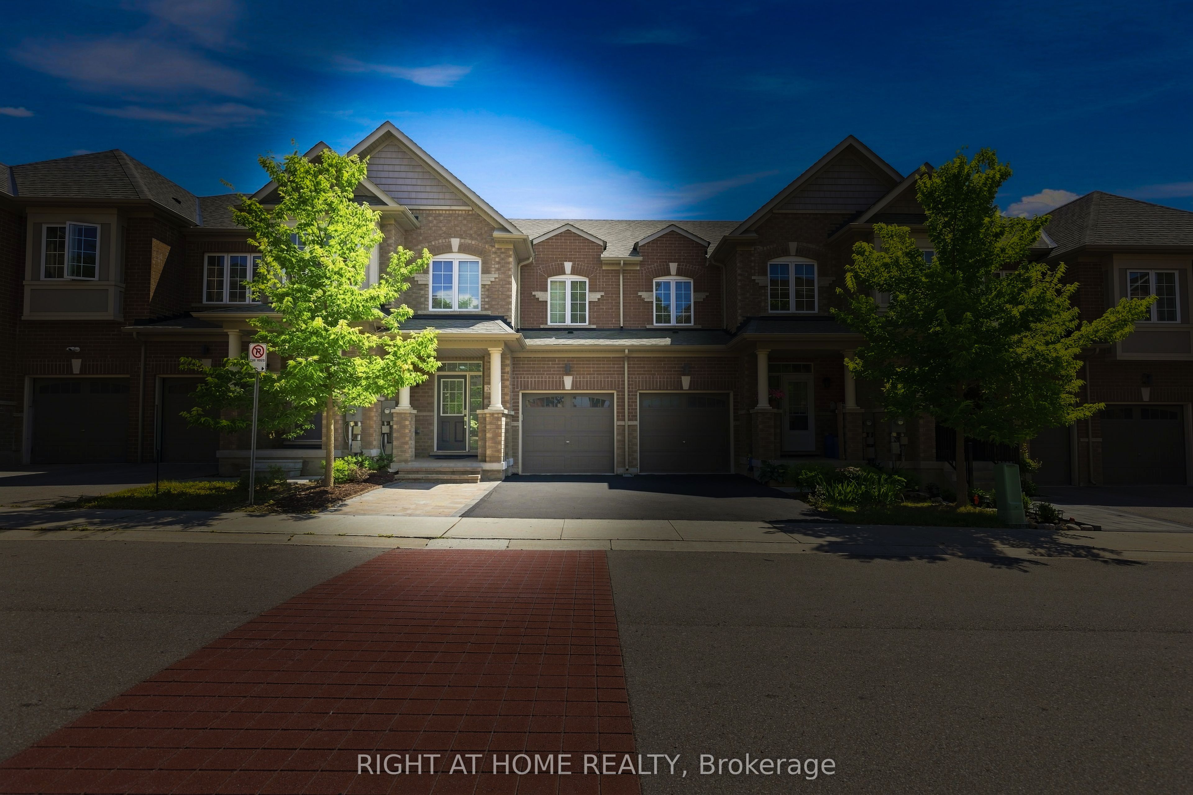206 Harding Park Street, Newmarket, ON L3Y 0E3 photo 2