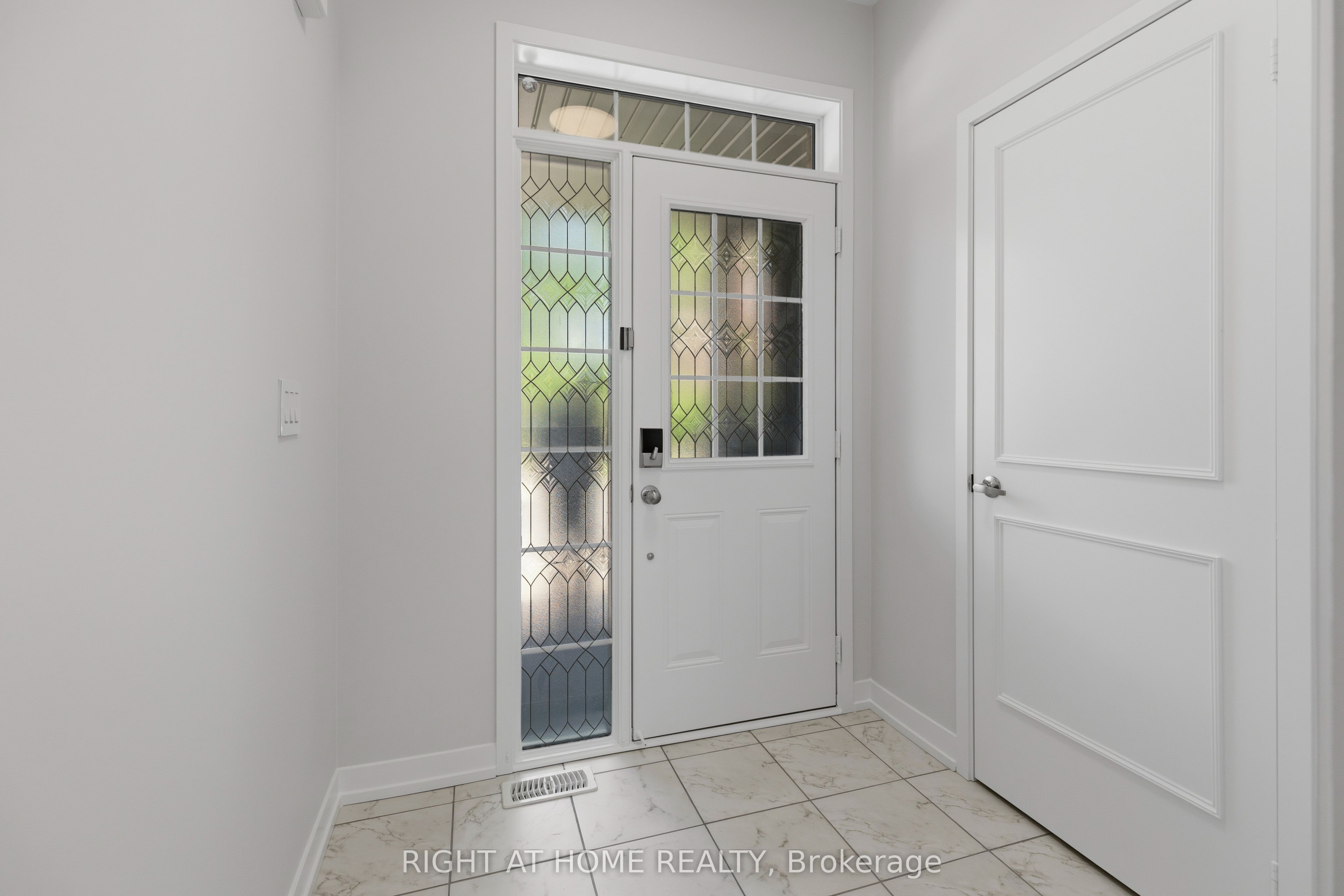 206 Harding Park Street, Newmarket, ON L3Y 0E3 photo 3