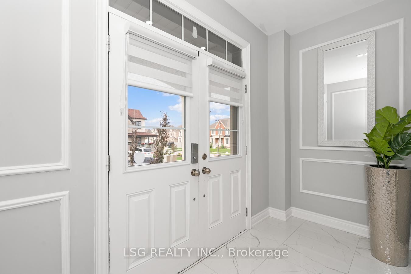 19 Tesla Crescent Main & Second Floor, East Gwillimbury, ON L9N 1G5 photo 3