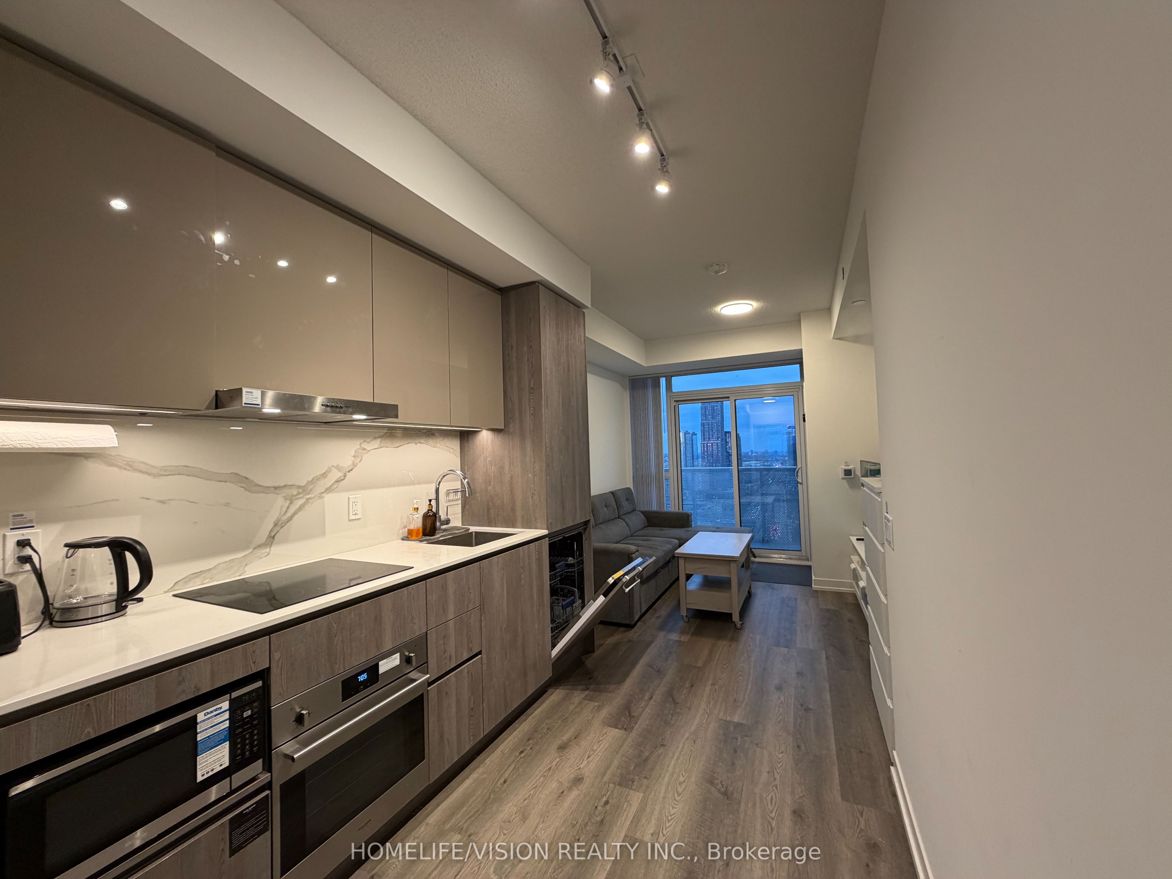 8 Interchange Way 3207, Vaughan, ON L4K 0R2 photo 4