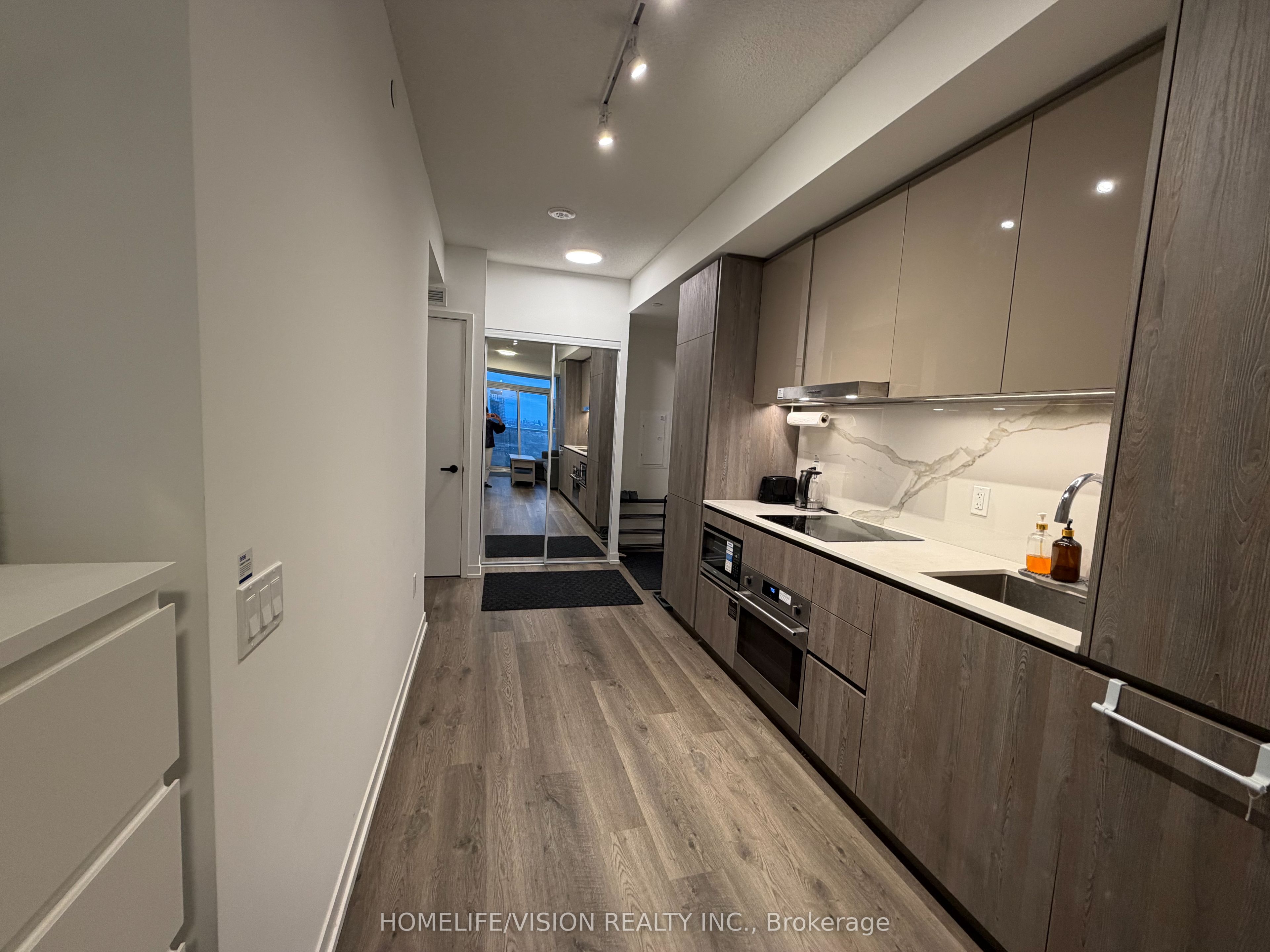 8 Interchange Way 3207, Vaughan, ON L4K 0R2 photo 5