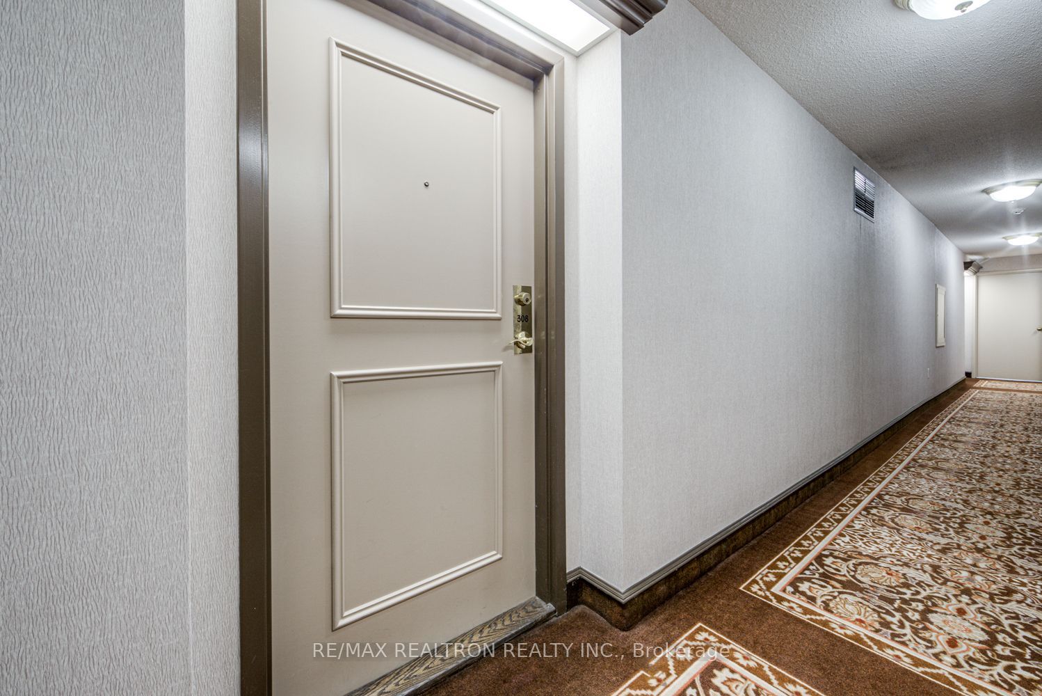 270 Davis Drive, Newmarket, ON L3Y 8K2 photo 2
