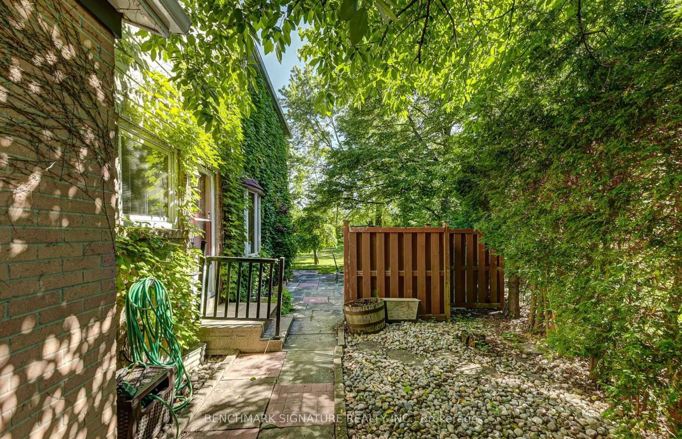 711 Leeder Court, Newmarket, ON L3Y 5A8 photo 2