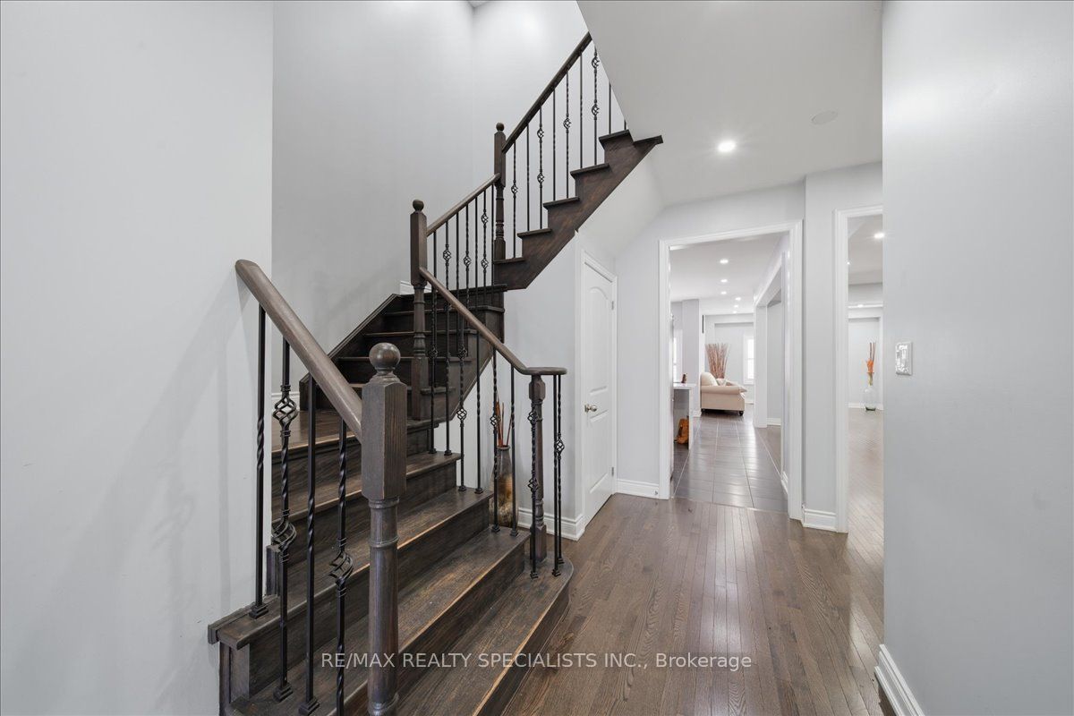 77 Mckenzie Way, Bradford West Gwillimbury, ON L3Z 0J9 photo 3