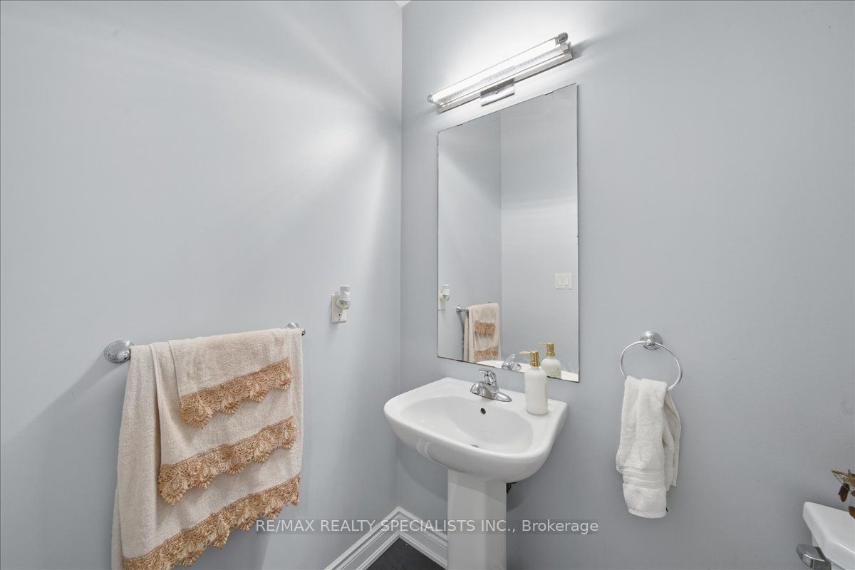 77 Mckenzie Way, Bradford West Gwillimbury, ON L3Z 0J9 photo 4