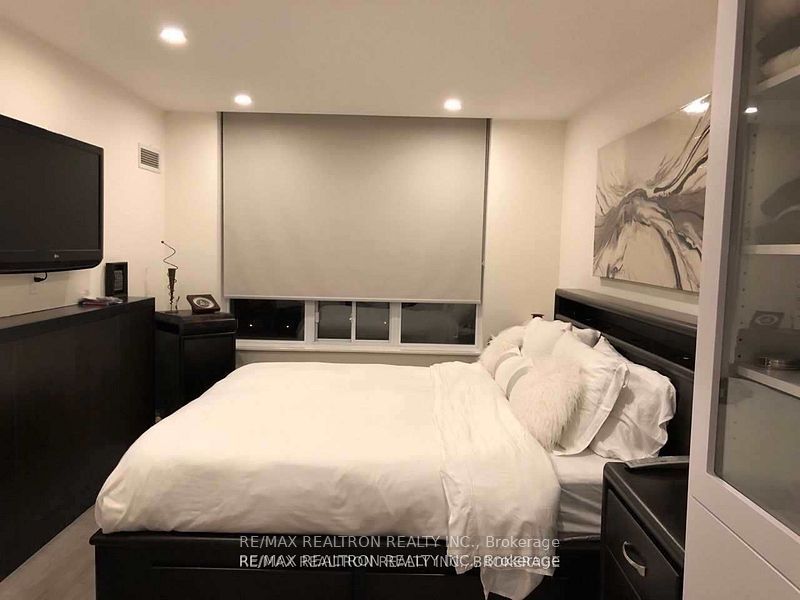 310 Red Maple Road 812, Richmond Hill, ON L4C 0T7 photo 3