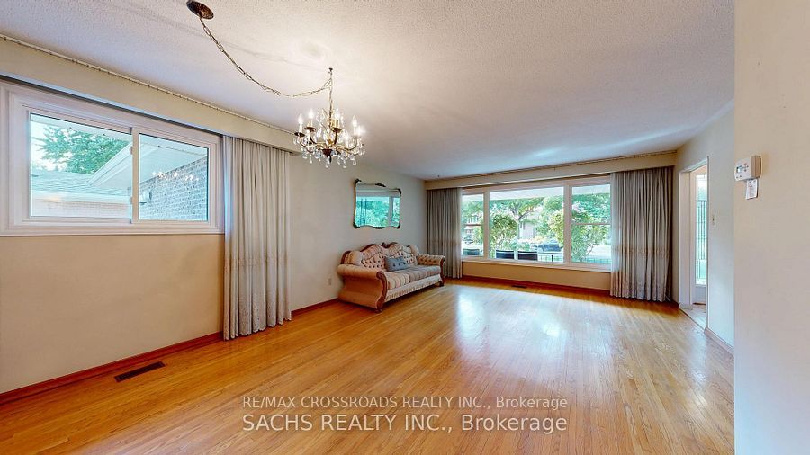 377 Crosby Avenue Upper, Richmond Hill, ON L4C 2R8 photo 2