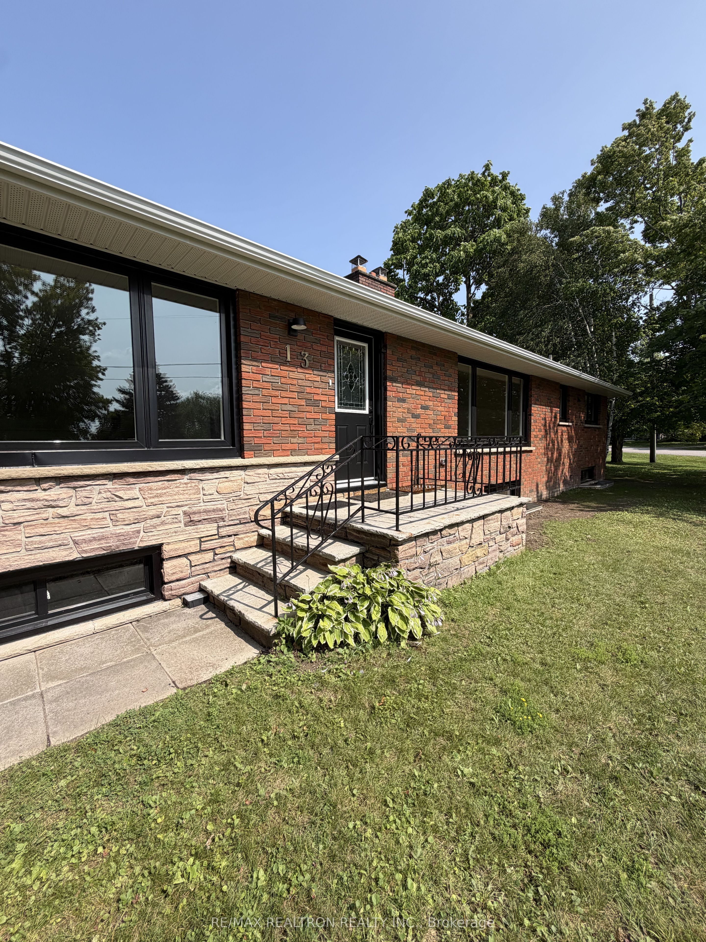 13 Circle Ridge Drive, Georgina, ON L4P 2H2 photo 2