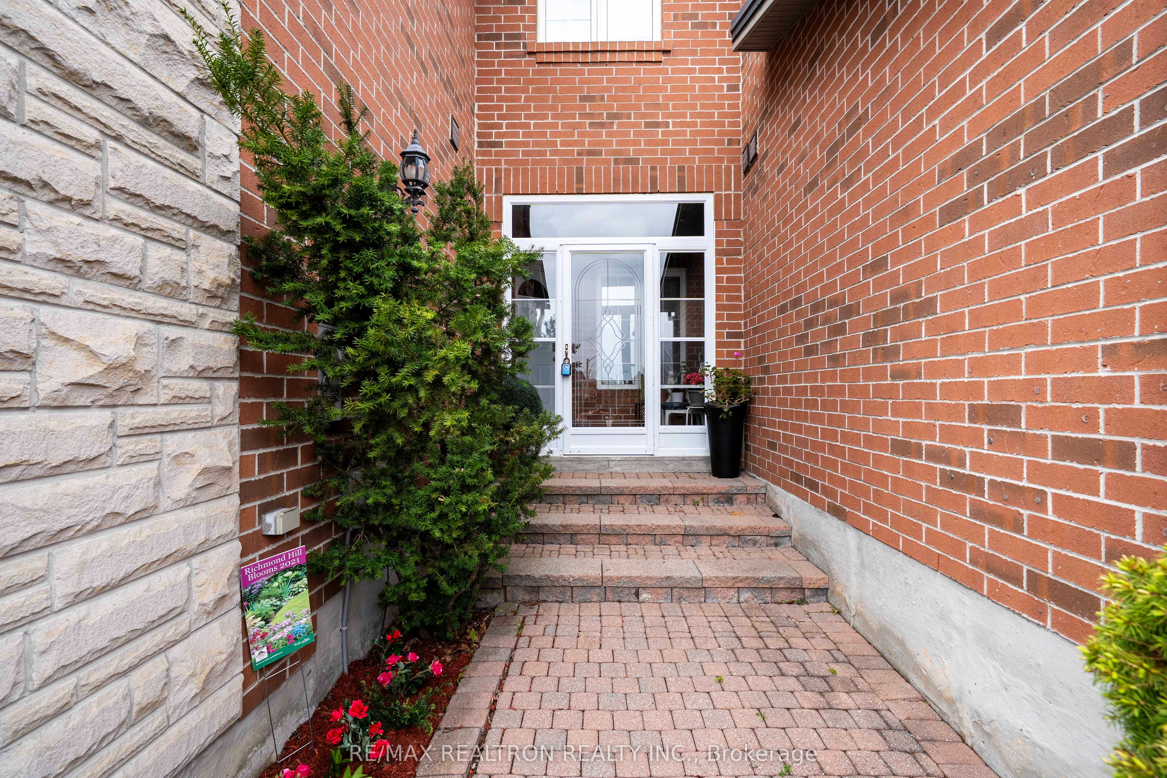 36 Edgemont Court, Richmond Hill, ON L4S 2H8 photo 3