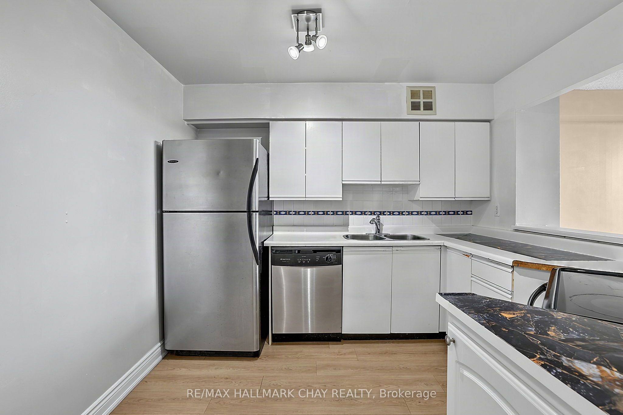 326 Major Mackenzie Drive E 705, Richmond Hill, ON L4C 8T4 photo 3