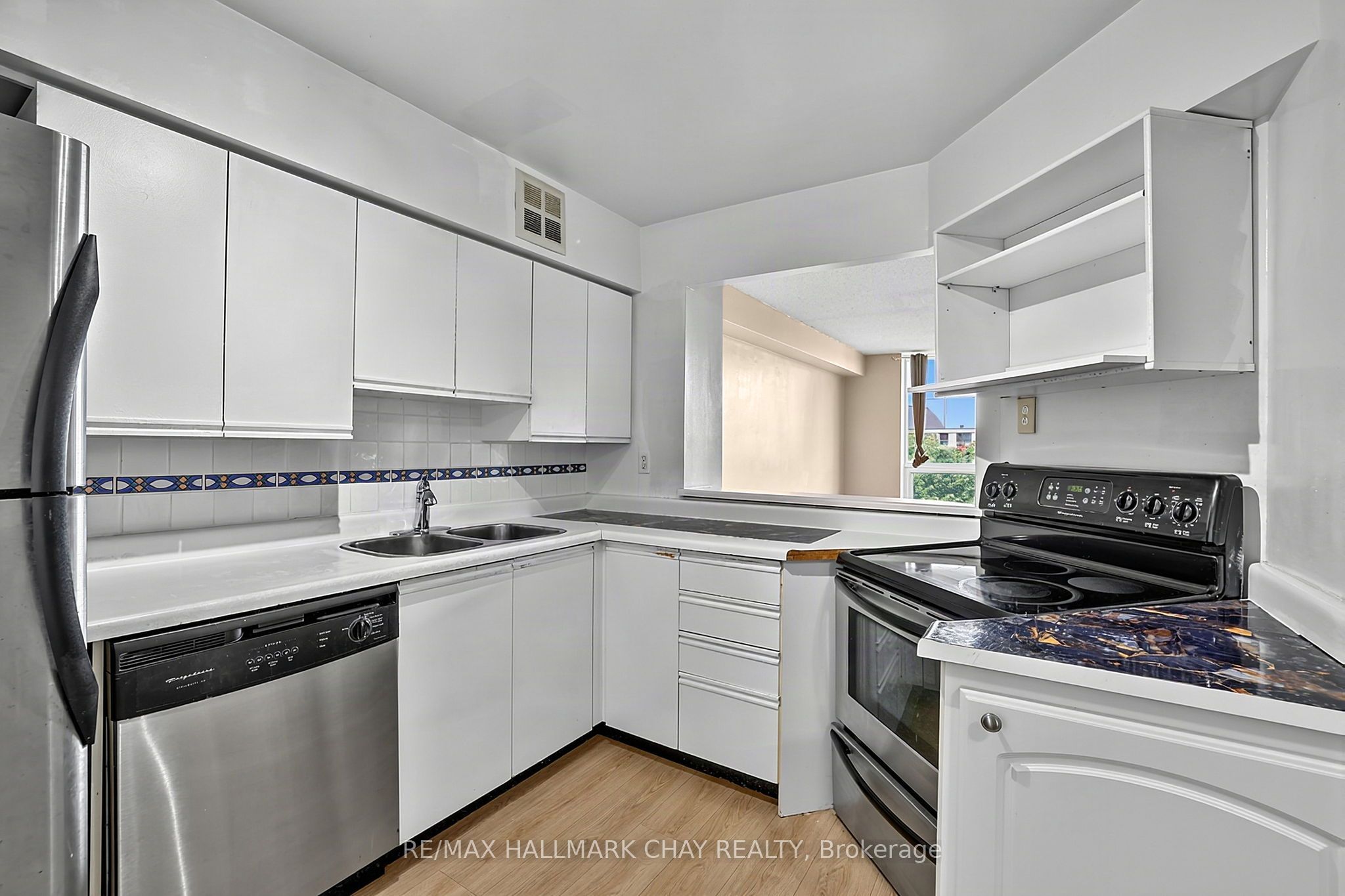 326 Major Mackenzie Drive E 705, Richmond Hill, ON L4C 8T4 photo 4