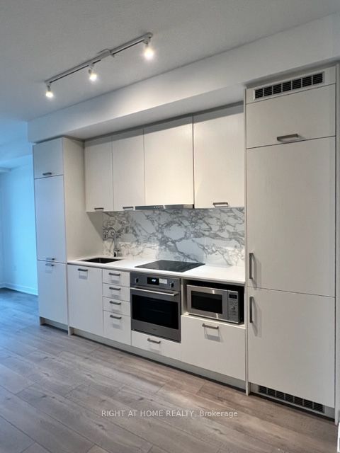 10 Honeycrisp Crescent 915, Vaughan, ON L4K 5Z8 photo 5
