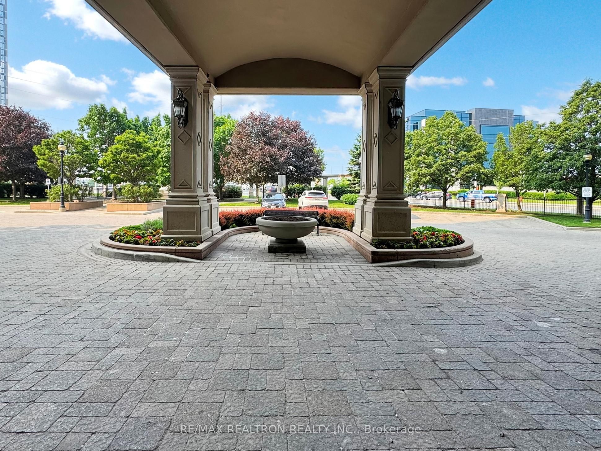 9225 Jane Street 401, Vaughan, ON L6A 0J7 photo 2