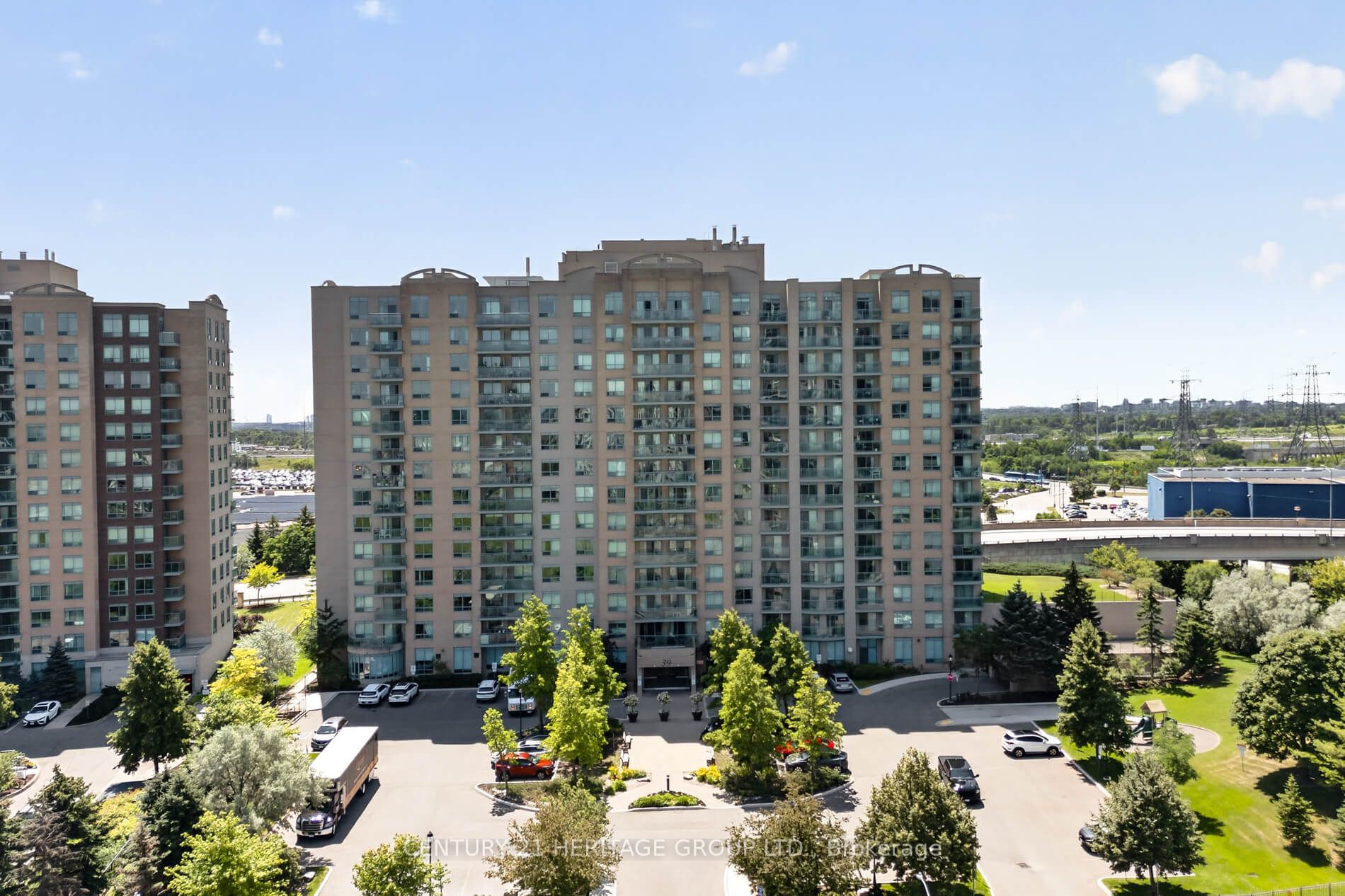 39 Oneida Crescent 1017, Richmond Hill, ON L4B 4T9