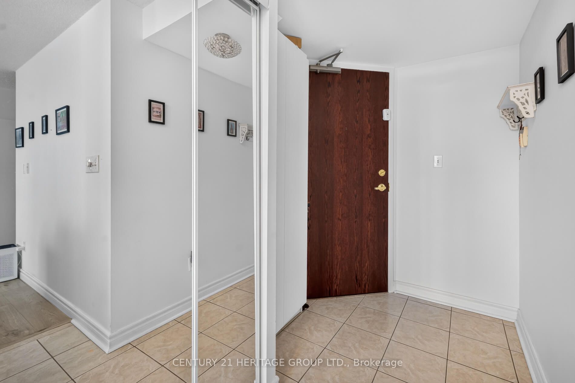 39 Oneida Crescent 1017, Richmond Hill, ON L4B 4T9 photo 2