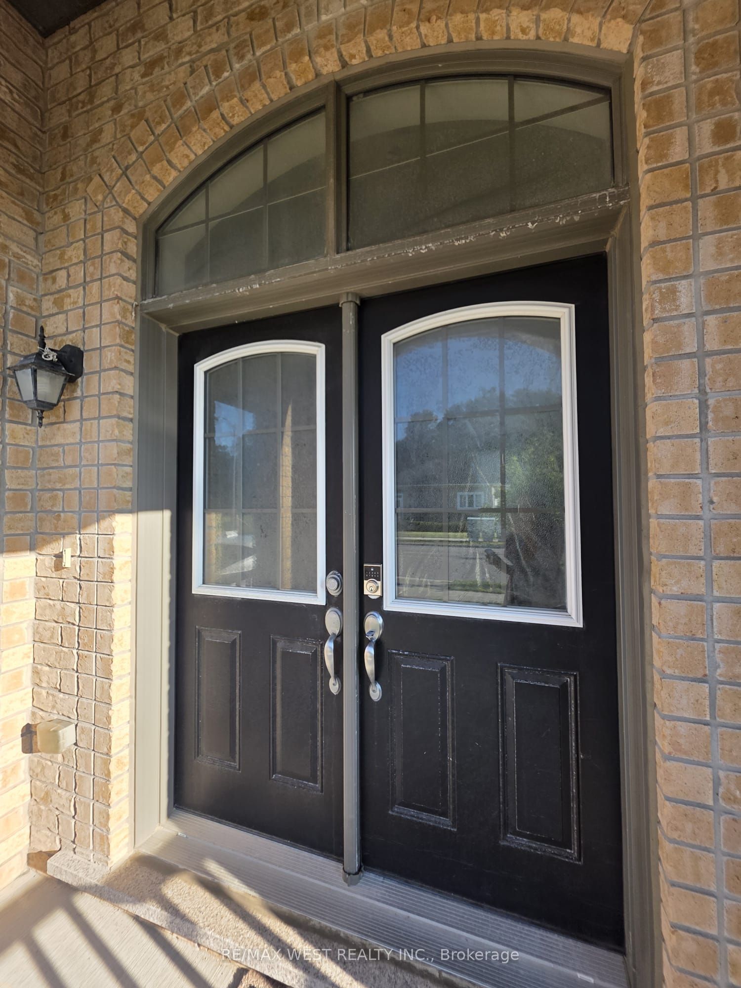 11 Chessington Avenue (Main), East Gwillimbury, ON L9N 0R5 photo 2