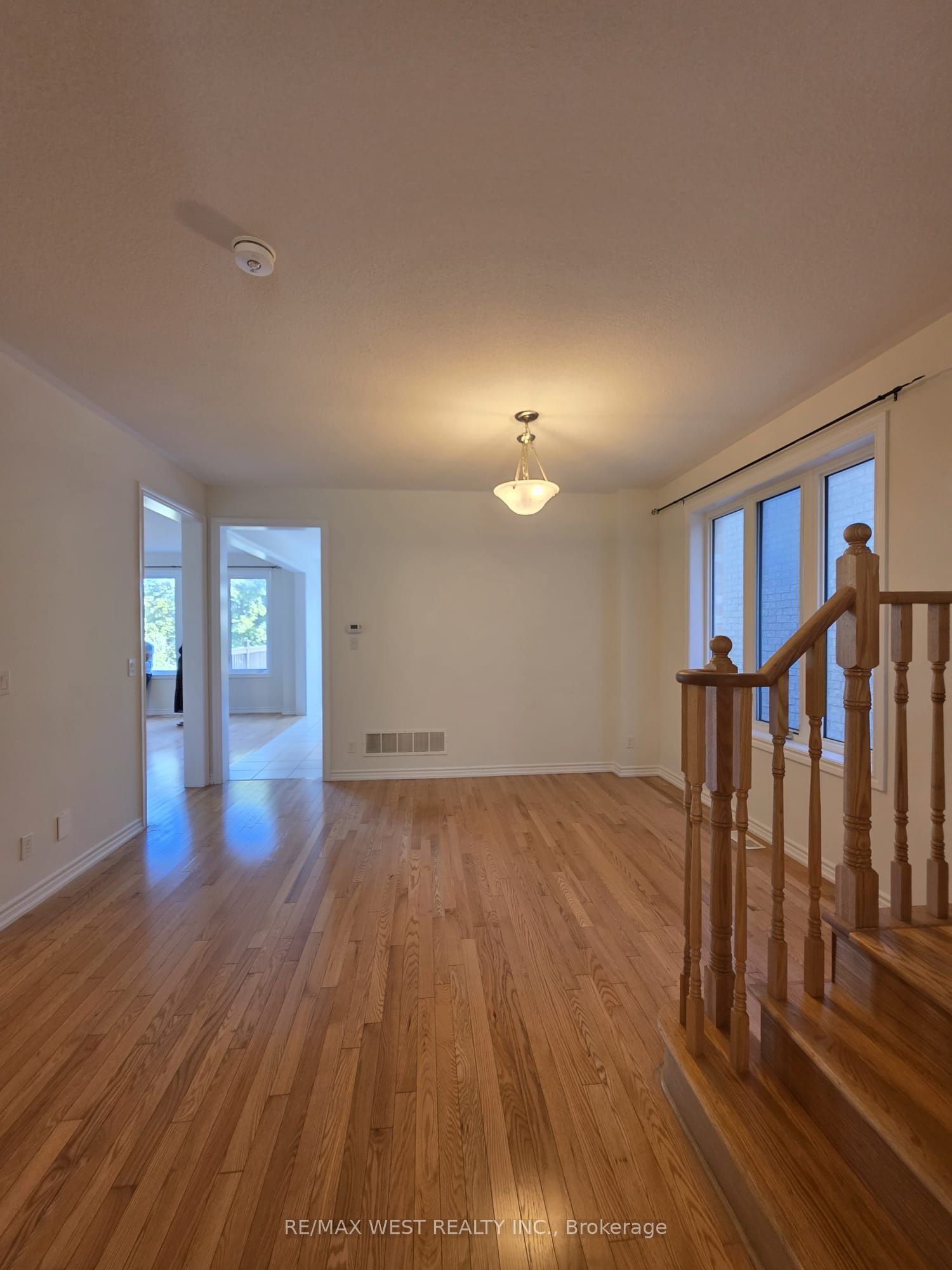 11 Chessington Avenue (Main), East Gwillimbury, ON L9N 0R5 photo 4