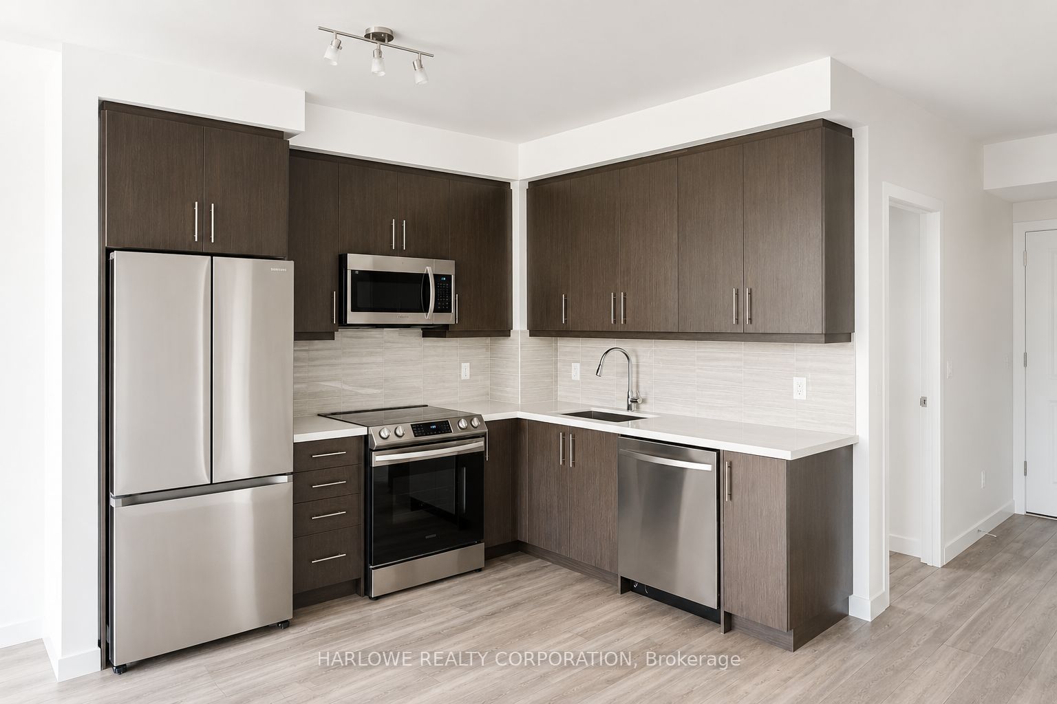 105 Oneida Crescent 1607, Richmond Hill, ON L4B 0H6