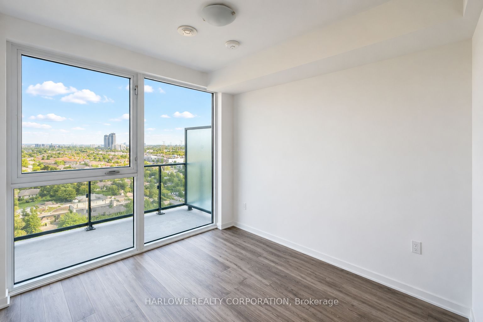 105 Oneida Crescent 1607, Richmond Hill, ON L4B 0H6 photo 4
