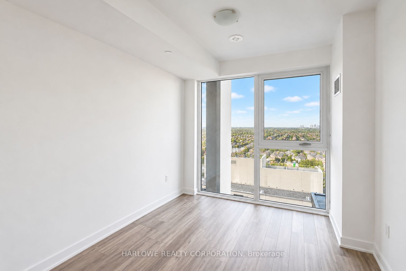 105 Oneida Crescent 1607, Richmond Hill, ON L4B 0H6 photo 5