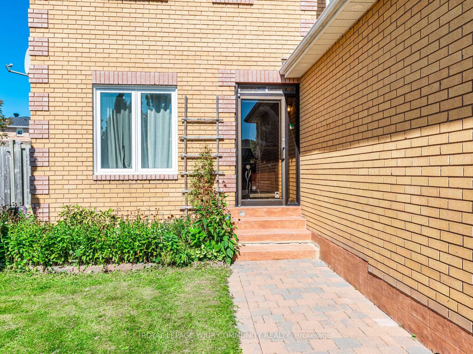 5 Mandel Crescent, Richmond Hill, ON L4C 9Z7 photo 2