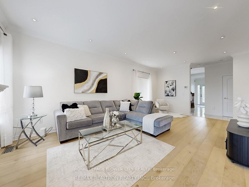 60 Colombo Crescent Main, Vaughan, ON L6A 0A3 photo 2