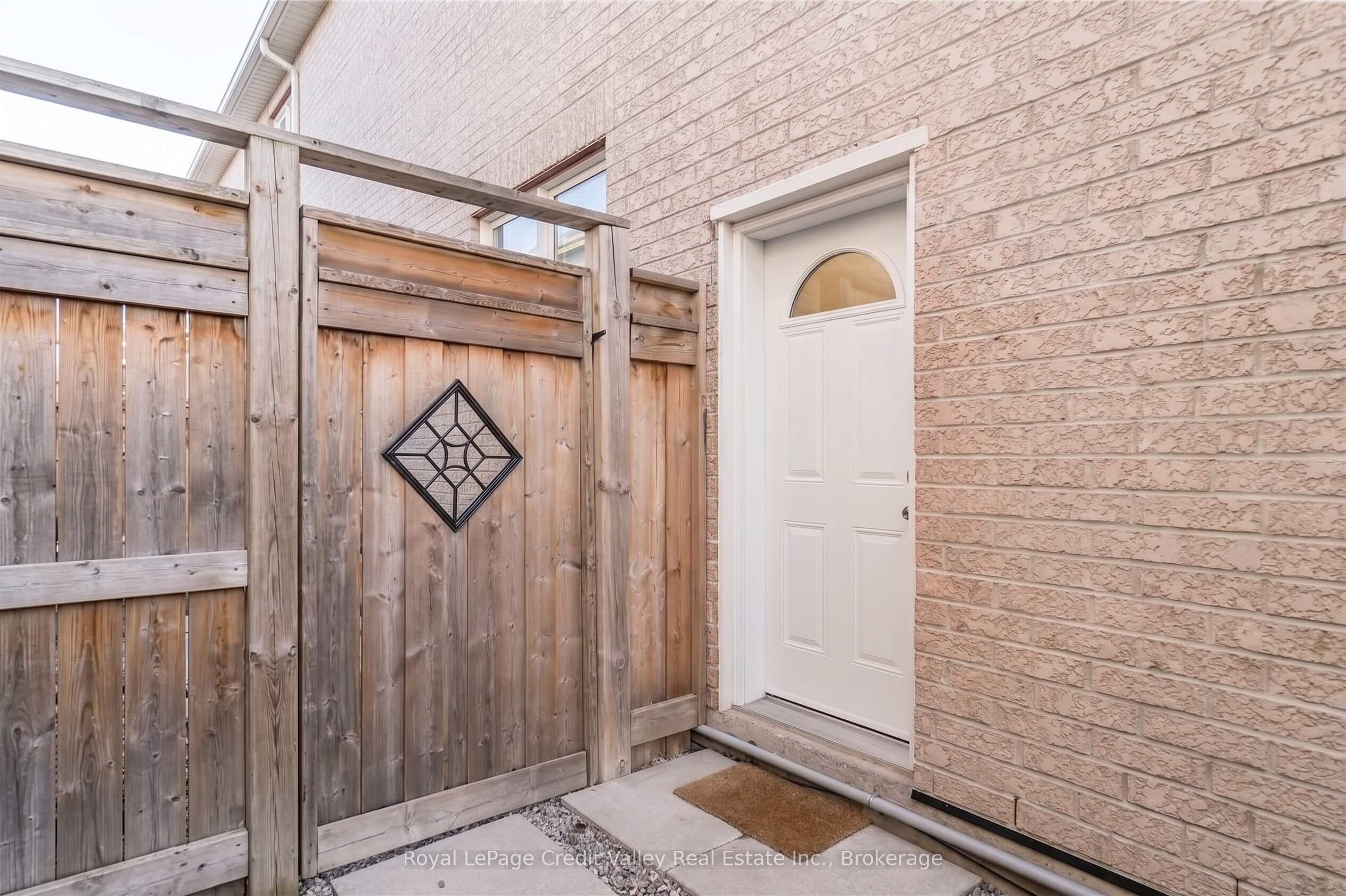 9 Old Field Crescent (BSMT), East Gwillimbury, ON L9N 0A5 photo 2