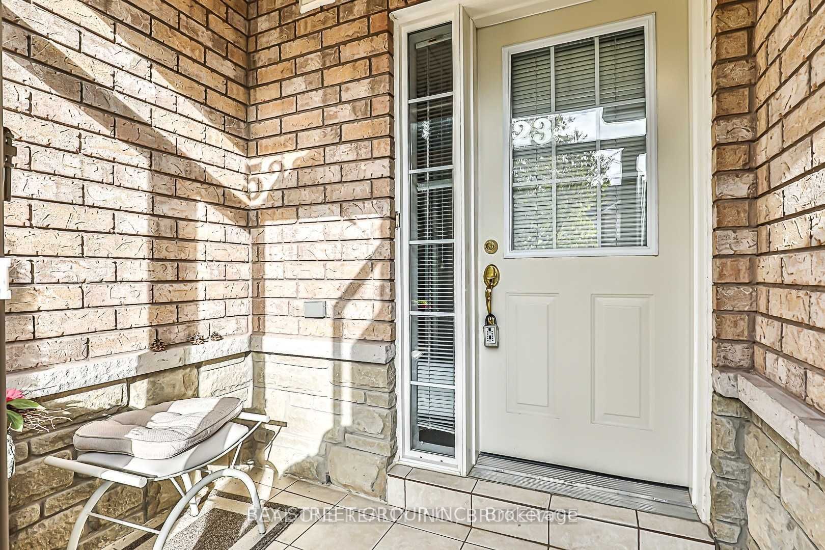 523 Ainsworth Drive, Newmarket, ON L3Y 8W9 photo 3