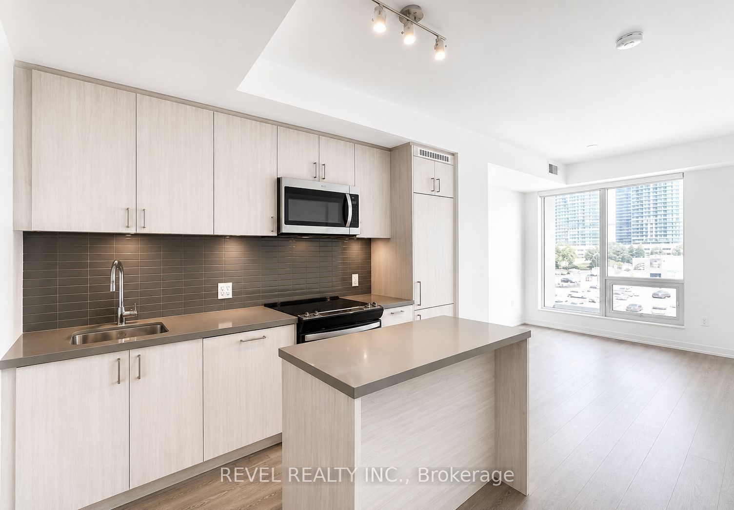 8868 Yonge Street 315E, Richmond Hill, ON L4C 0T4 photo 2