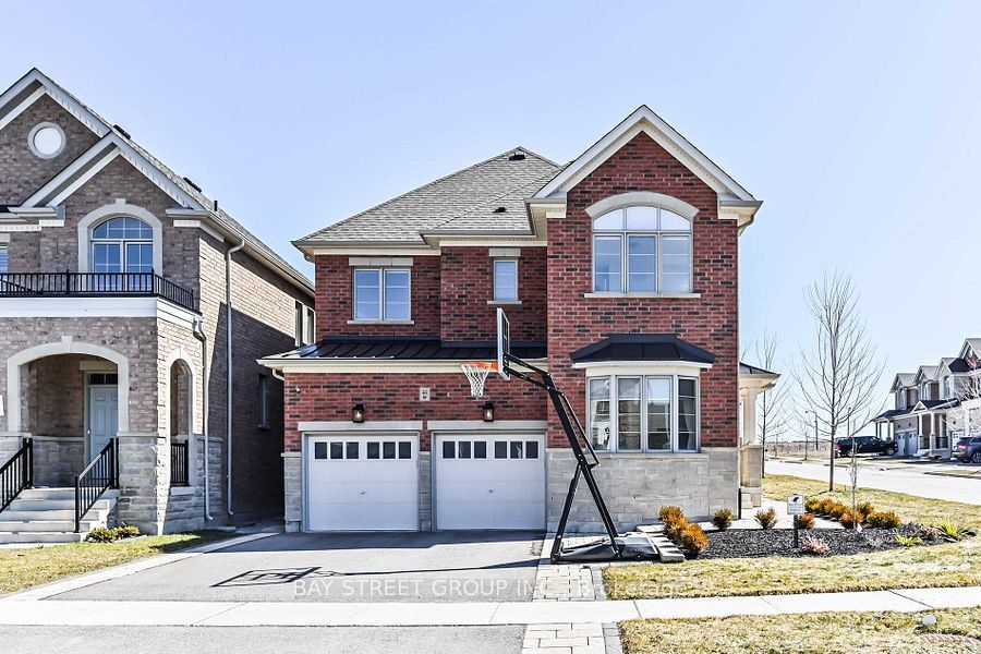 44 Clara May Avenue, East Gwillimbury, ON L9N 0R4