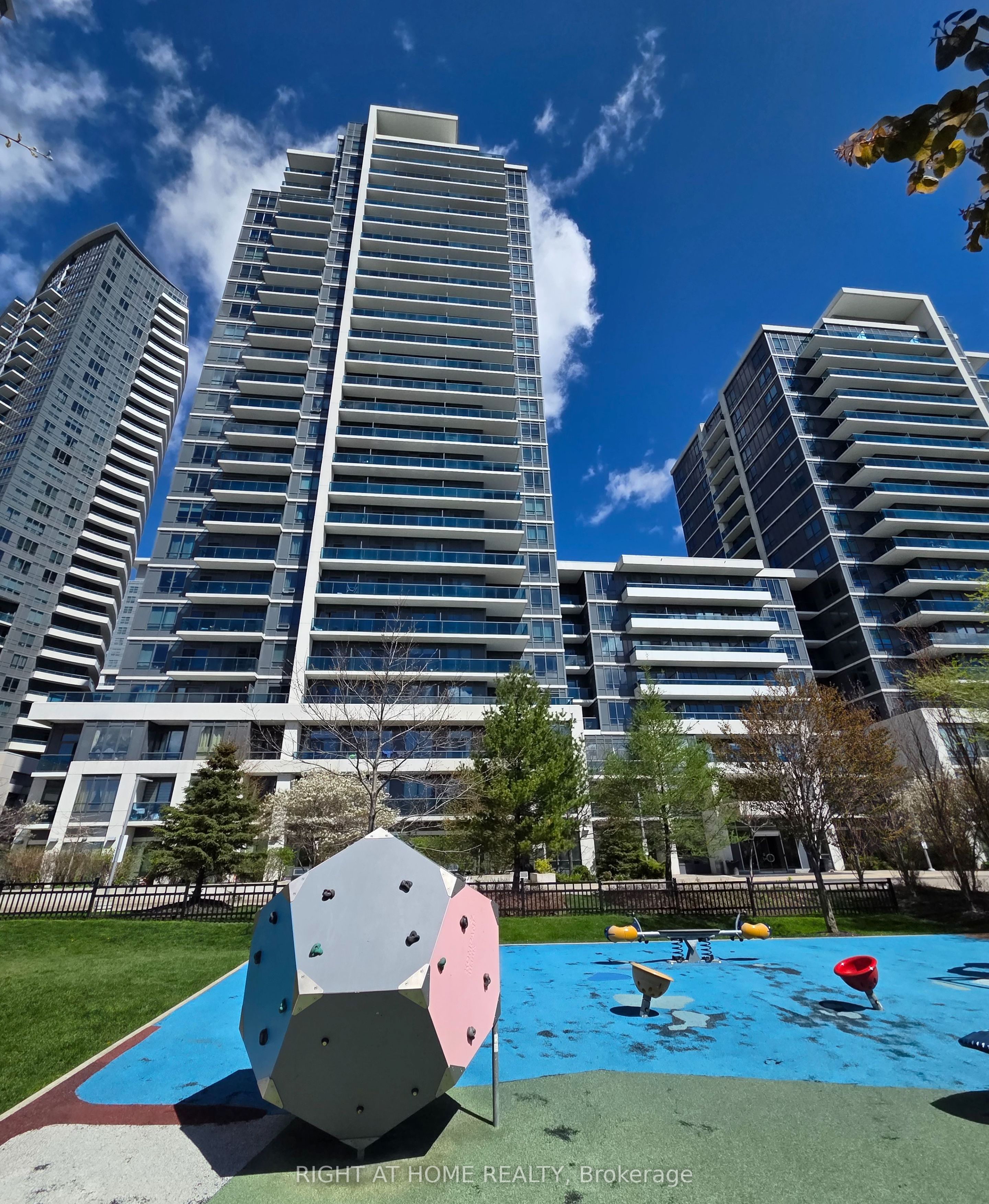 7165 Yonge Street 1406, Markham, ON L3T 0C9 photo 2