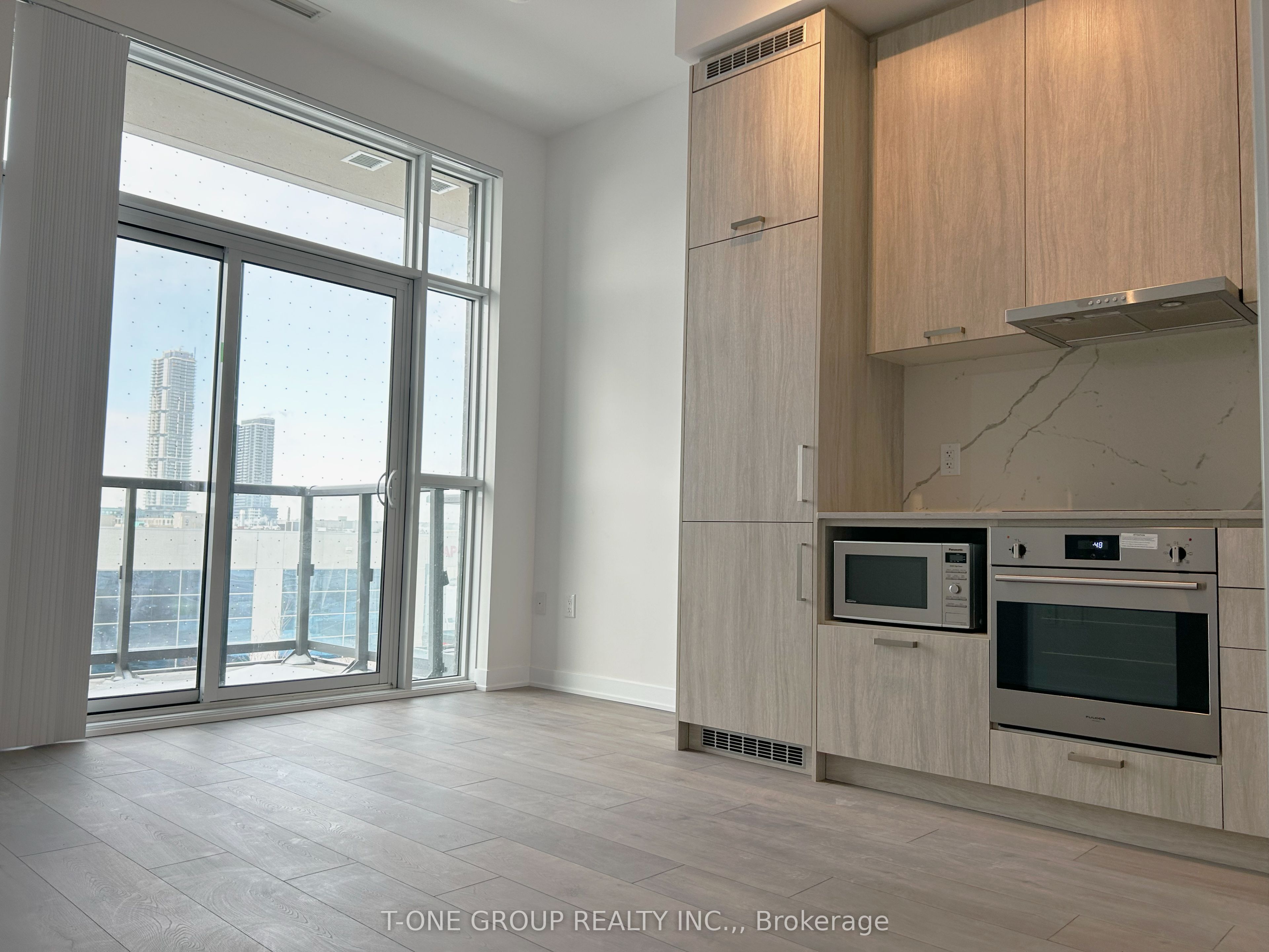 38 Honeycrisp Crescent 312, Vaughan, ON L4K 0M8 photo 2