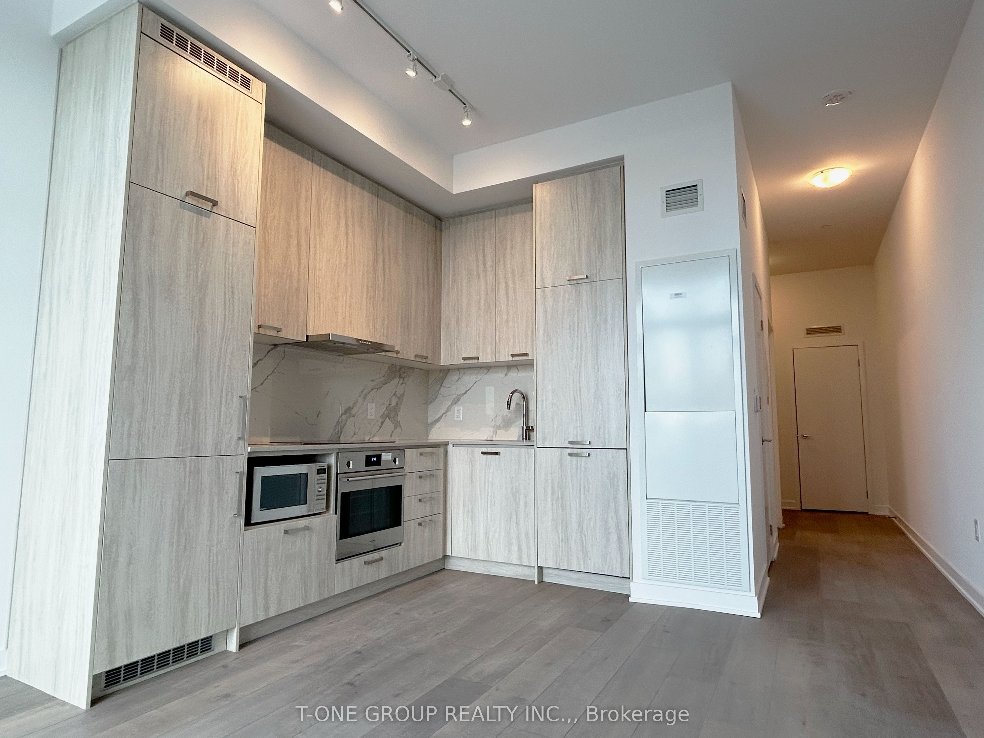 38 Honeycrisp Crescent 312, Vaughan, ON L4K 0M8 photo 3