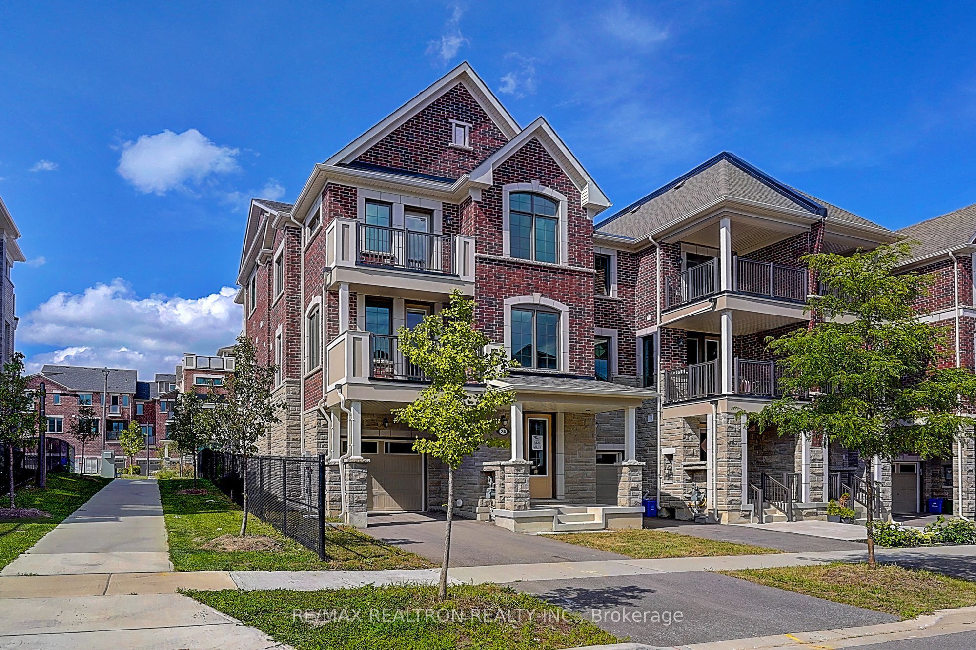 24 Thomas Frisby Jr Crescent, Markham, ON L6C 3L2 photo 2