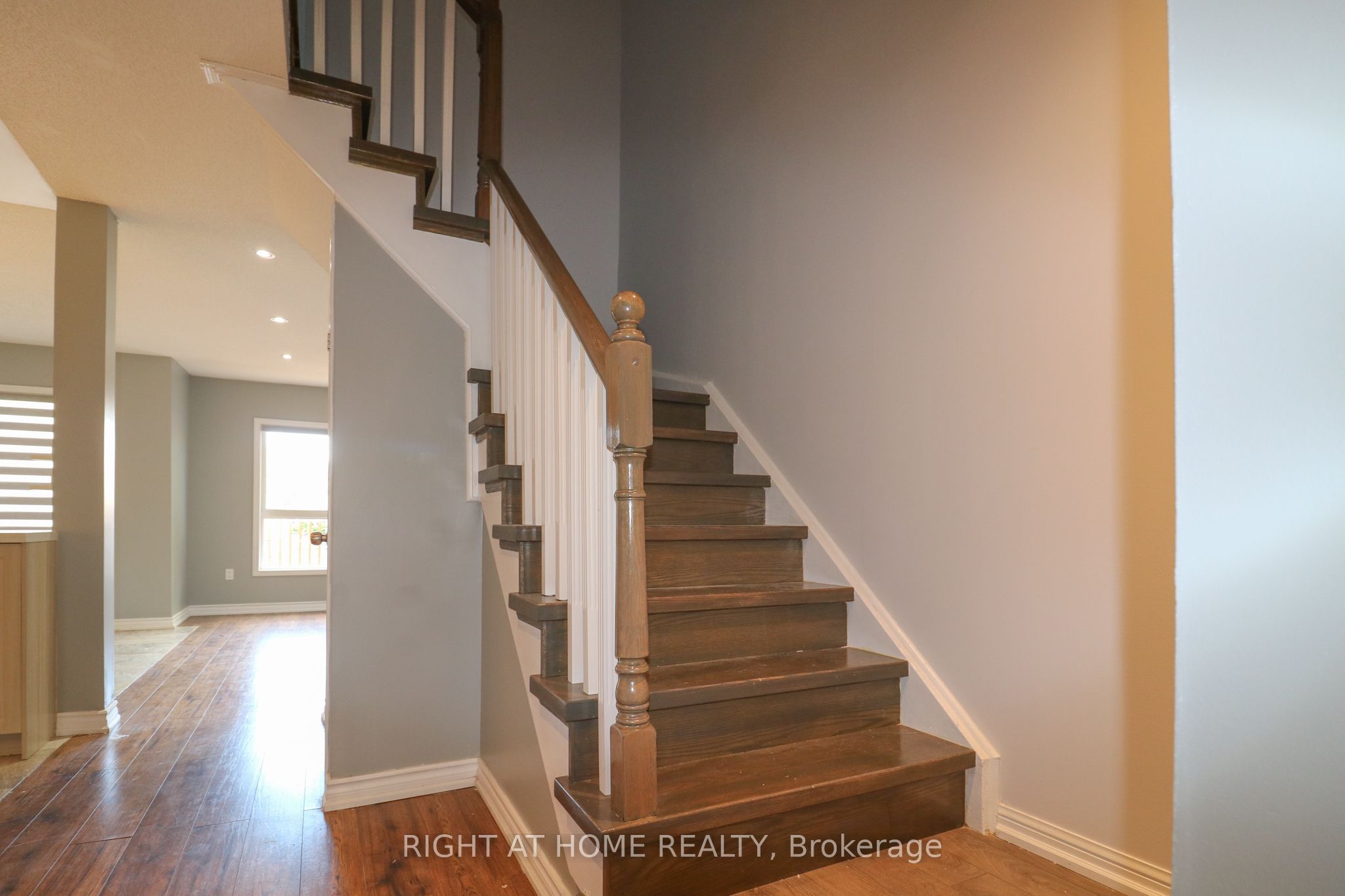 497 Ainsworth Drive E, Newmarket, ON L3Y 8R6 photo 2