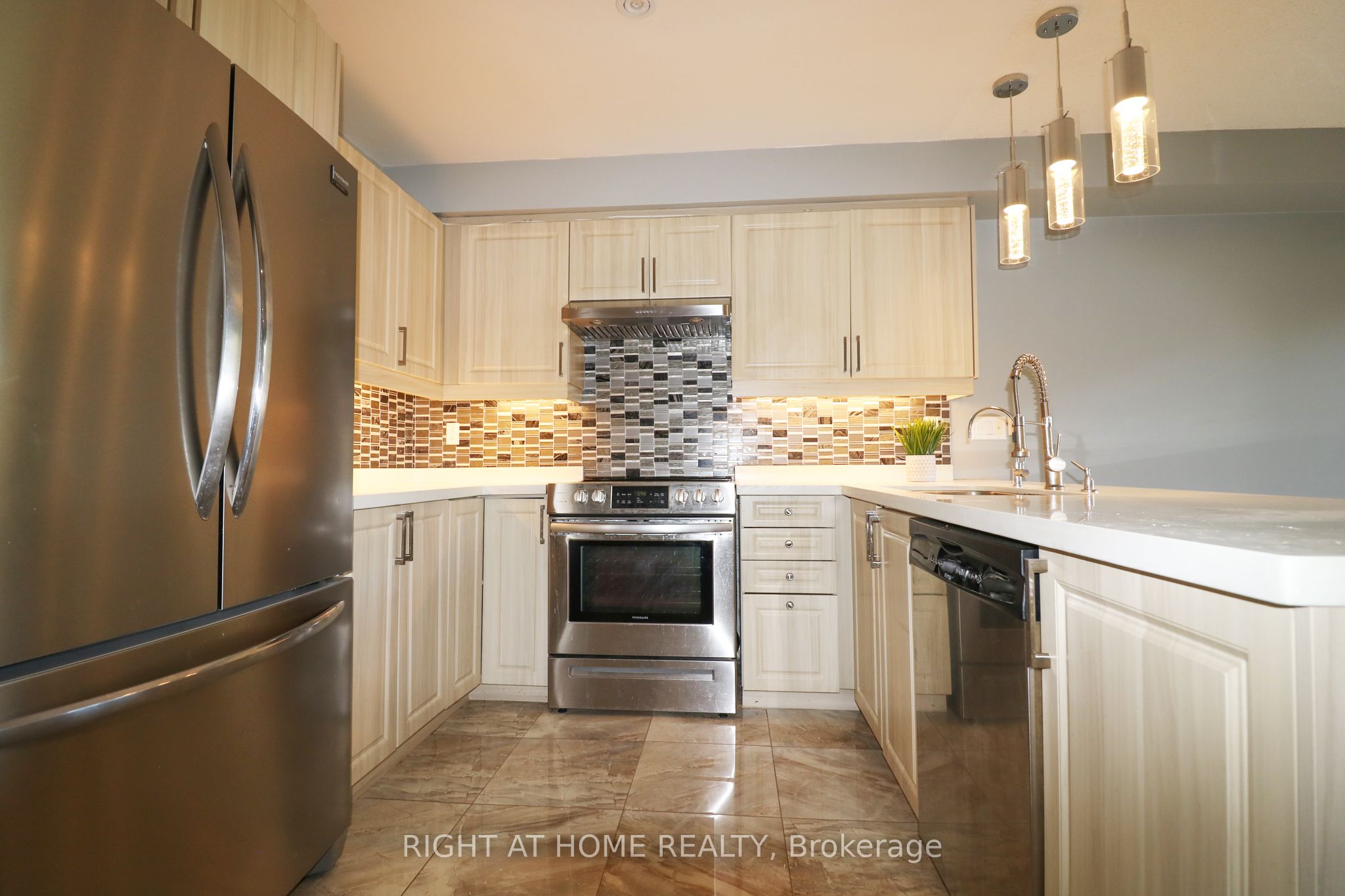 497 Ainsworth Drive E, Newmarket, ON L3Y 8R6 photo 4