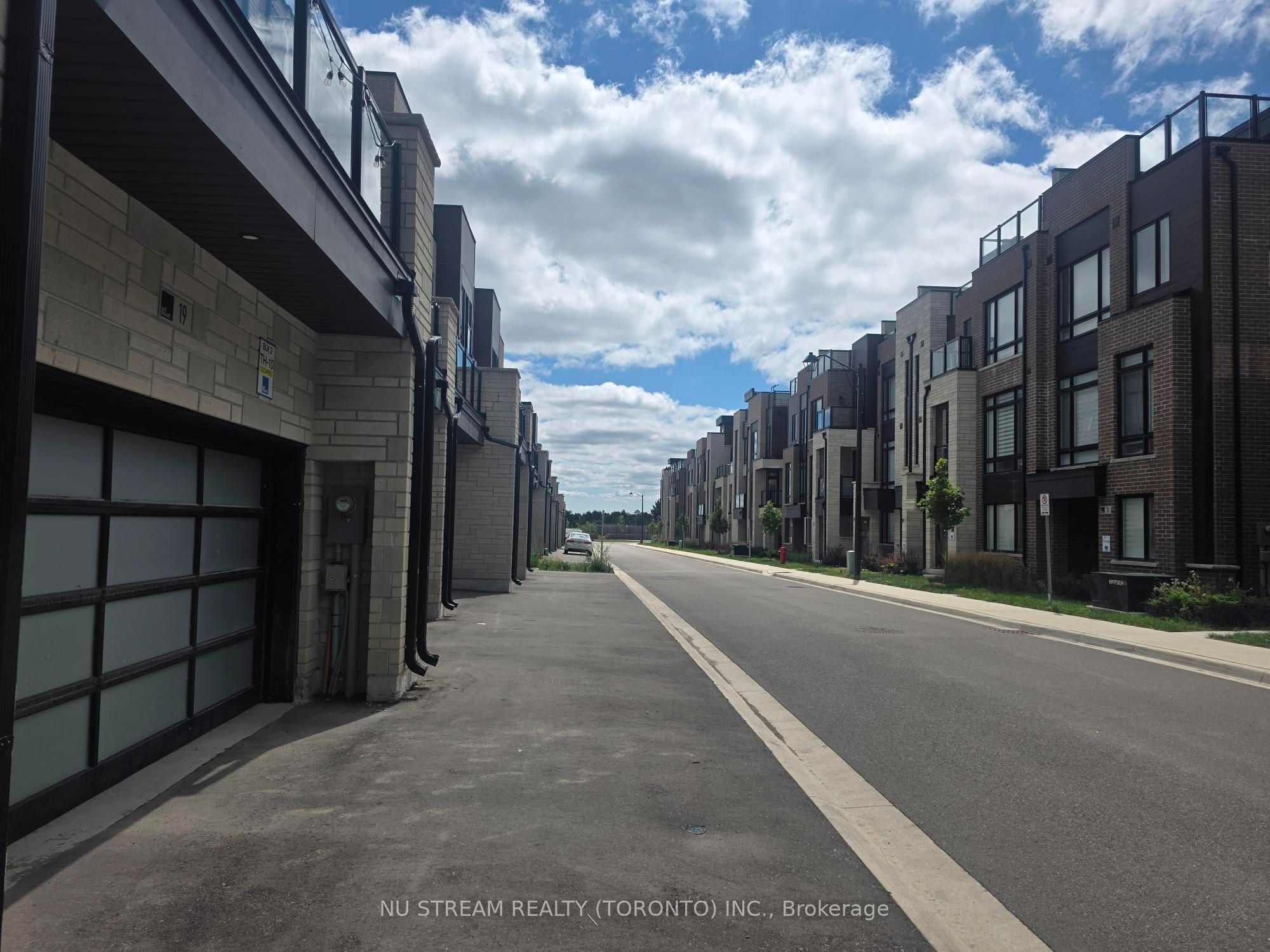 19 Credit Lane, Richmond Hill, ON L4E 1G9 photo 3