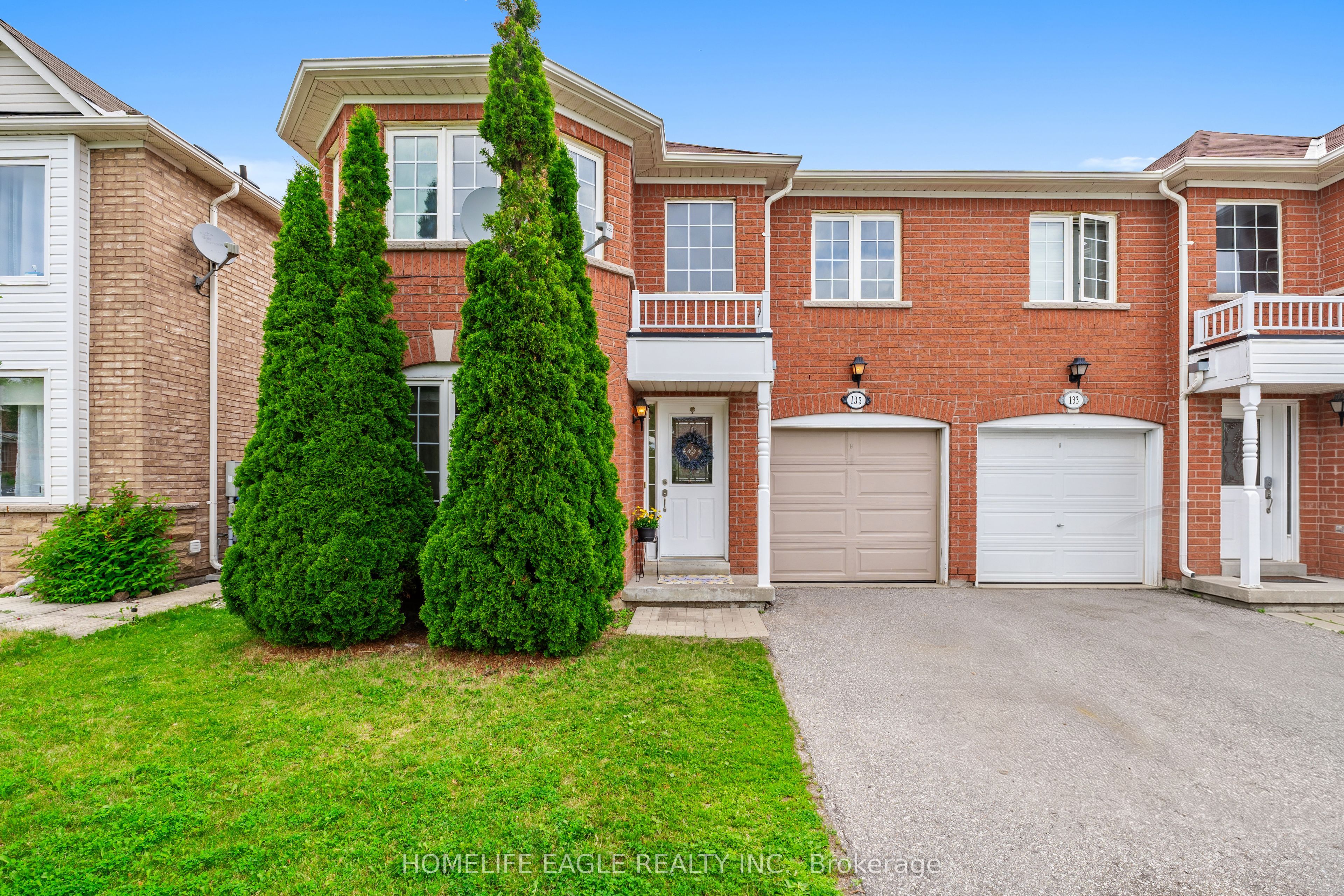 135 Wainscot Avenue, Newmarket, ON L3X 2X6 photo 2