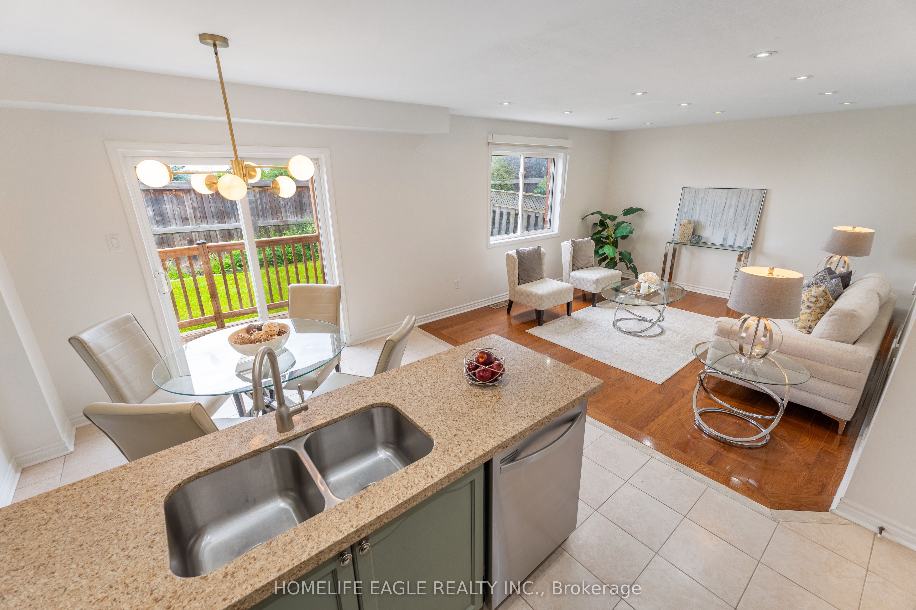 135 Wainscot Avenue, Newmarket, ON L3X 2X6 photo 4