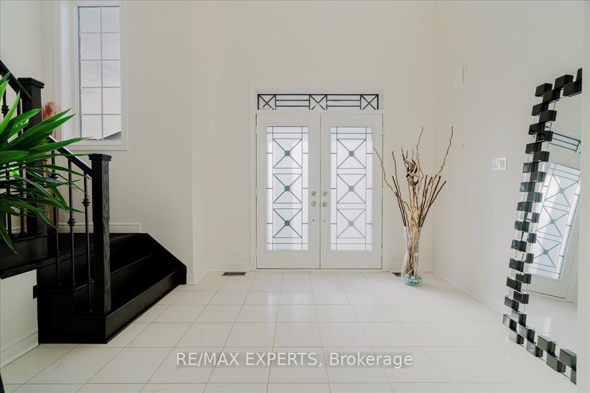 43 Lewis Avenue, Bradford West Gwillimbury, ON L3Z 0X2 photo 2