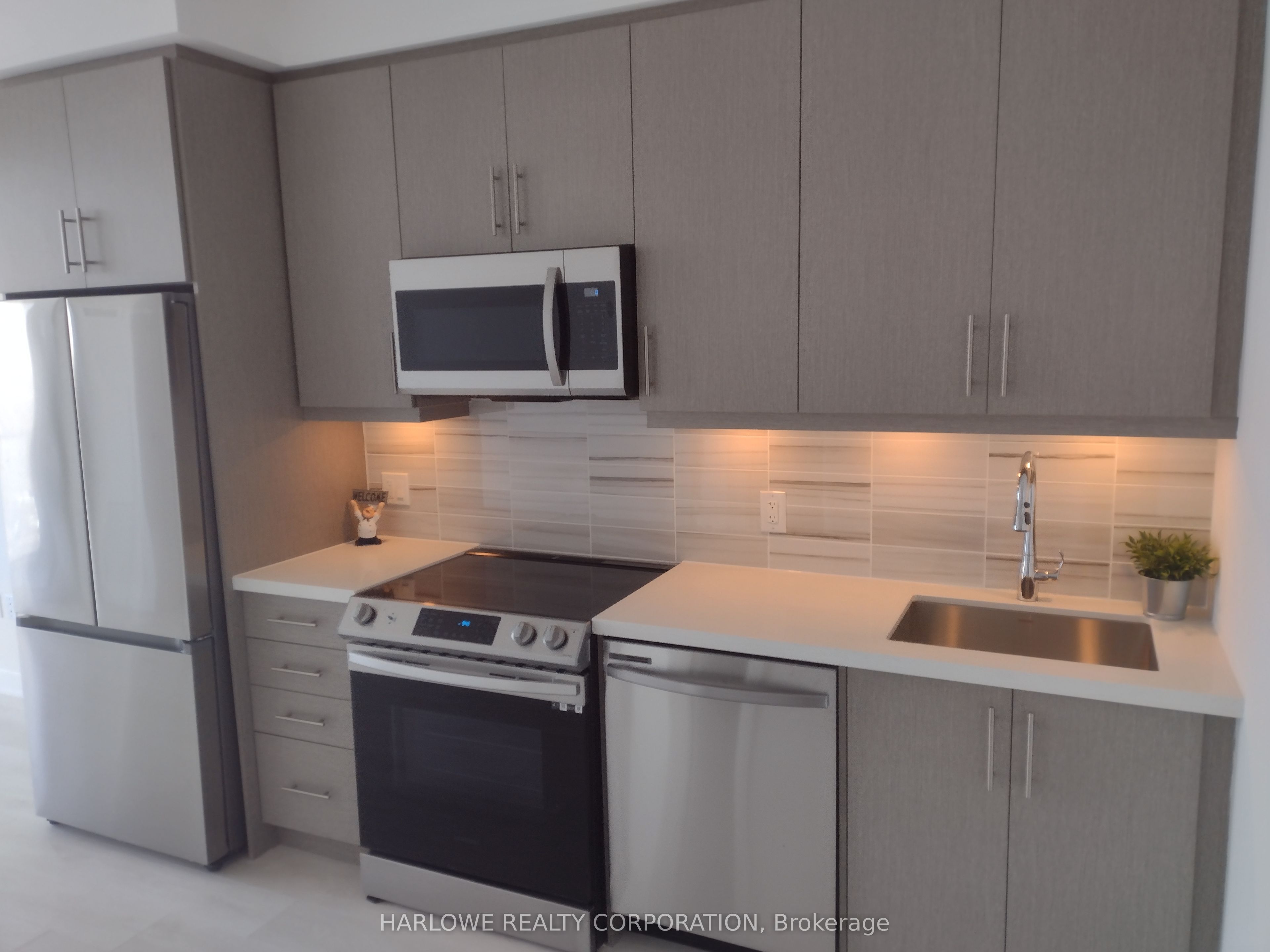 95 Oneida Crescent 1912, Richmond Hill, ON L4B 0H5