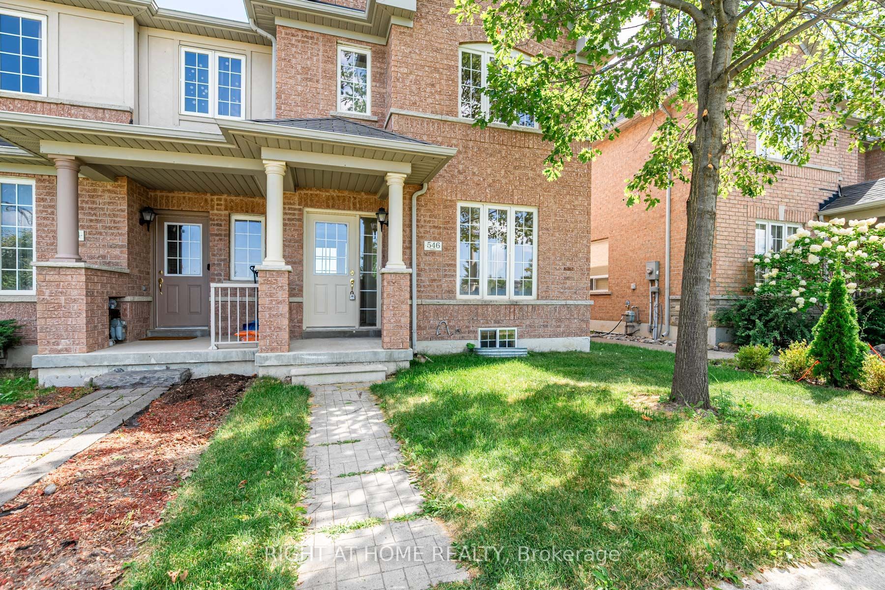 546 Hoover Park Drive, Whitchurch-Stouffville, ON L4A 0S8 photo 2