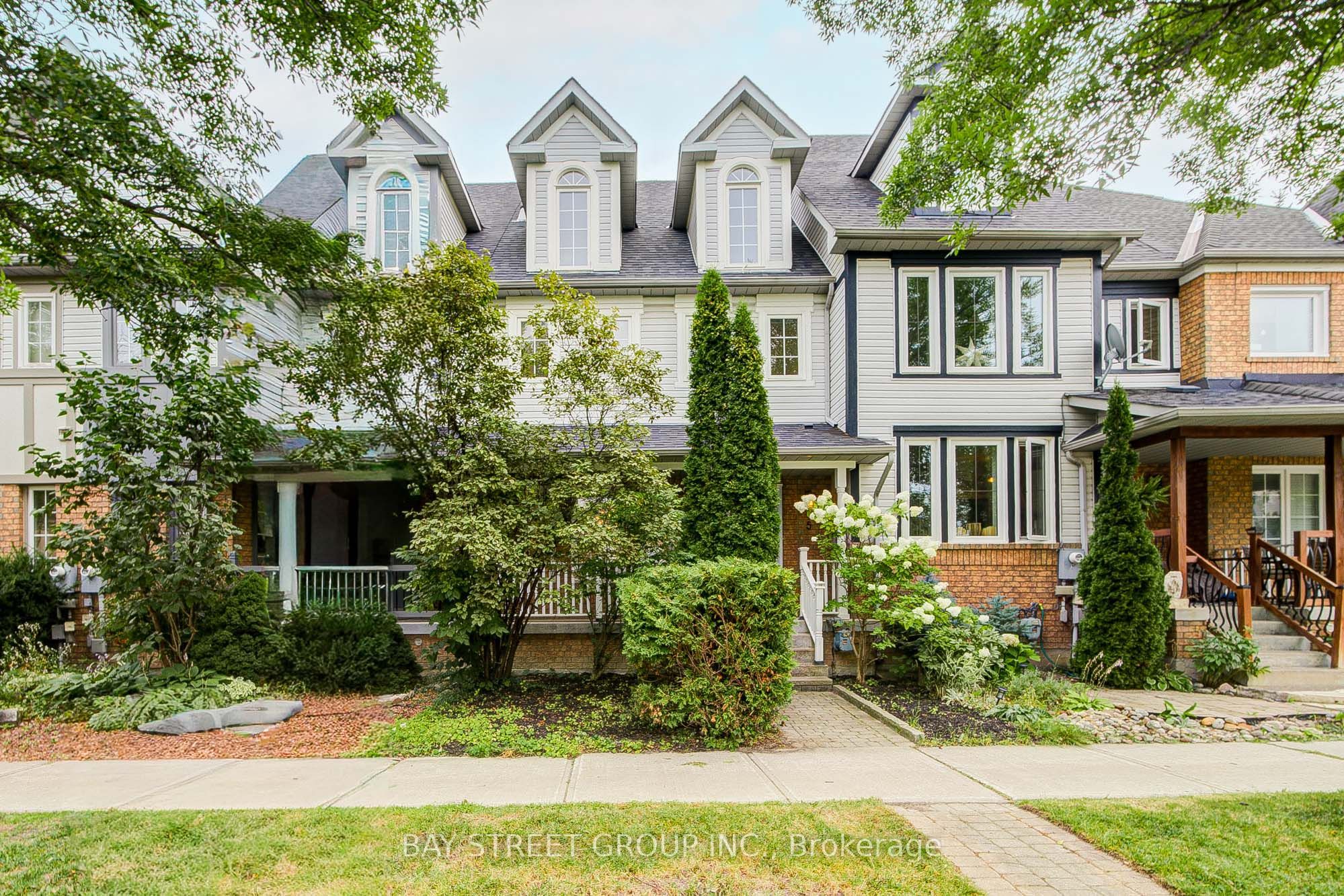 5 Luxton Avenue, Aurora, ON L4G 7J5 photo 2