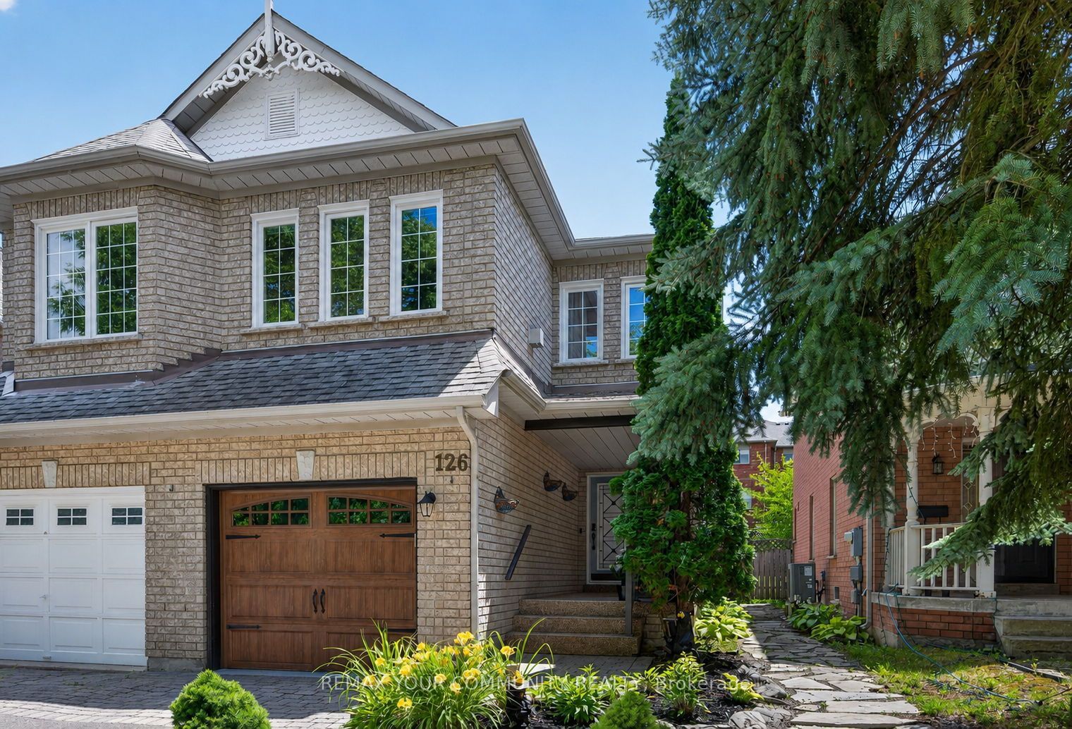 126 Woodroof Crescent, Aurora, ON L4G 7H2 photo 2