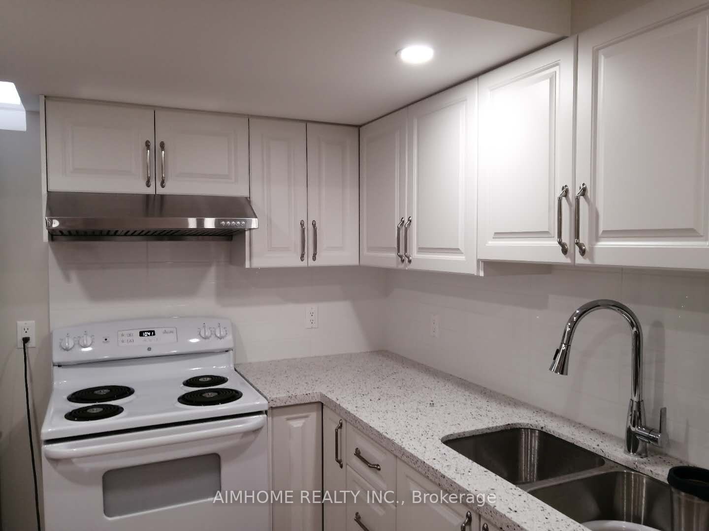 22 Quetico Drive Bsmt, Richmond Hill, ON L4B 3S9 photo 2