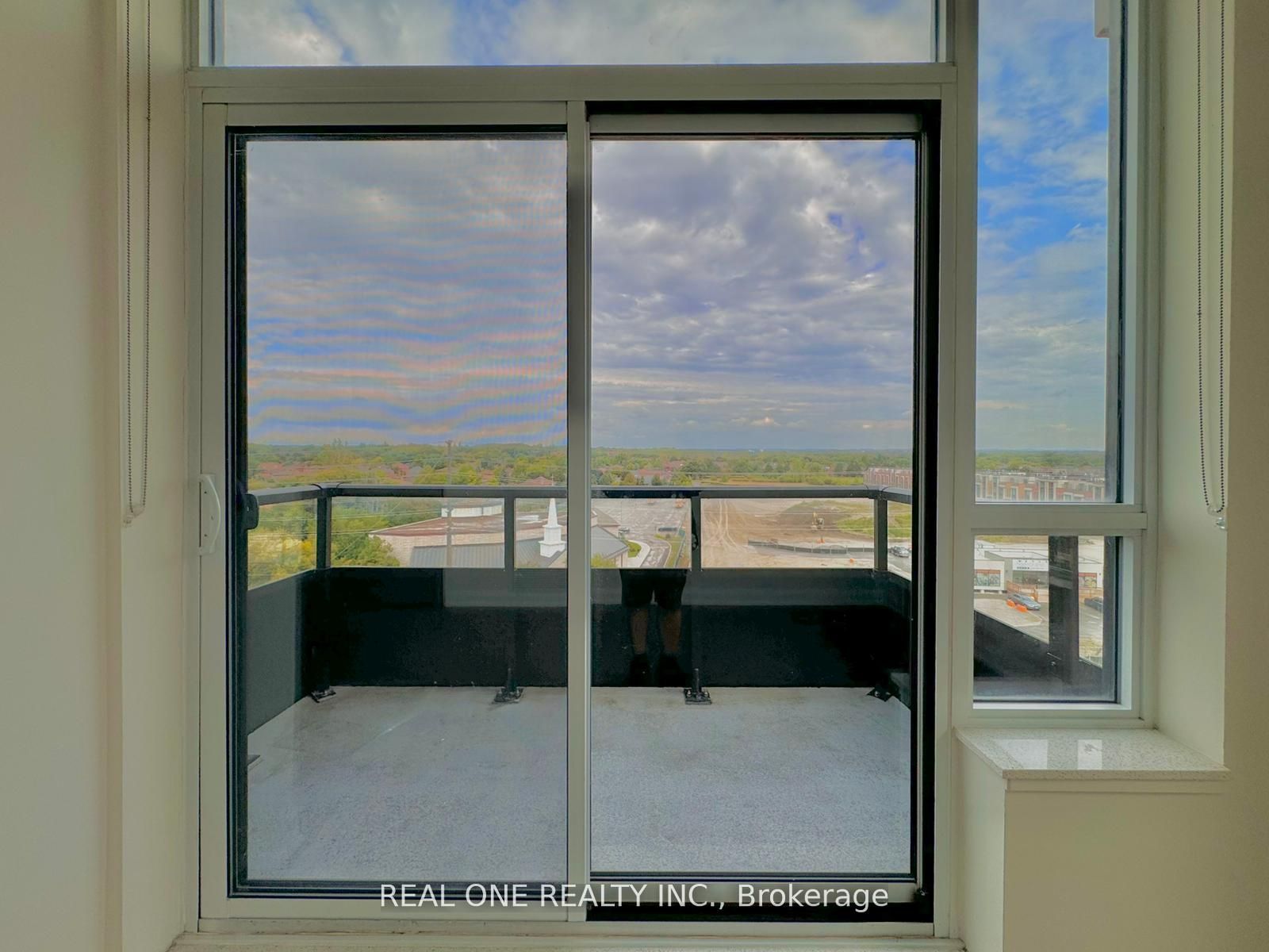 25 Water Walk Drive Rg22, Markham, ON L6G 0G3 photo 2