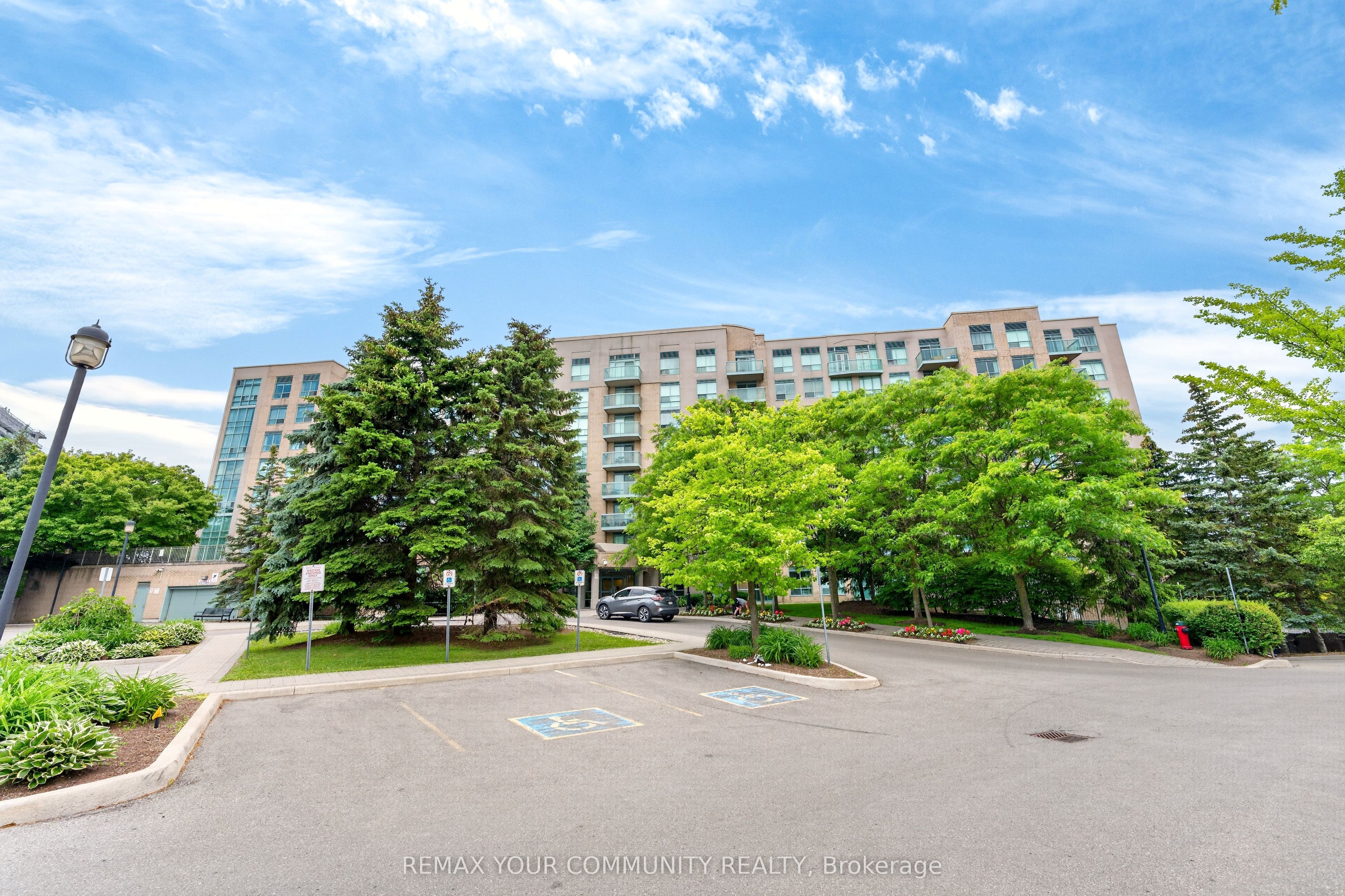 3 ELLESMERE Street 721, Richmond Hill, ON L4B 4N2 photo 2