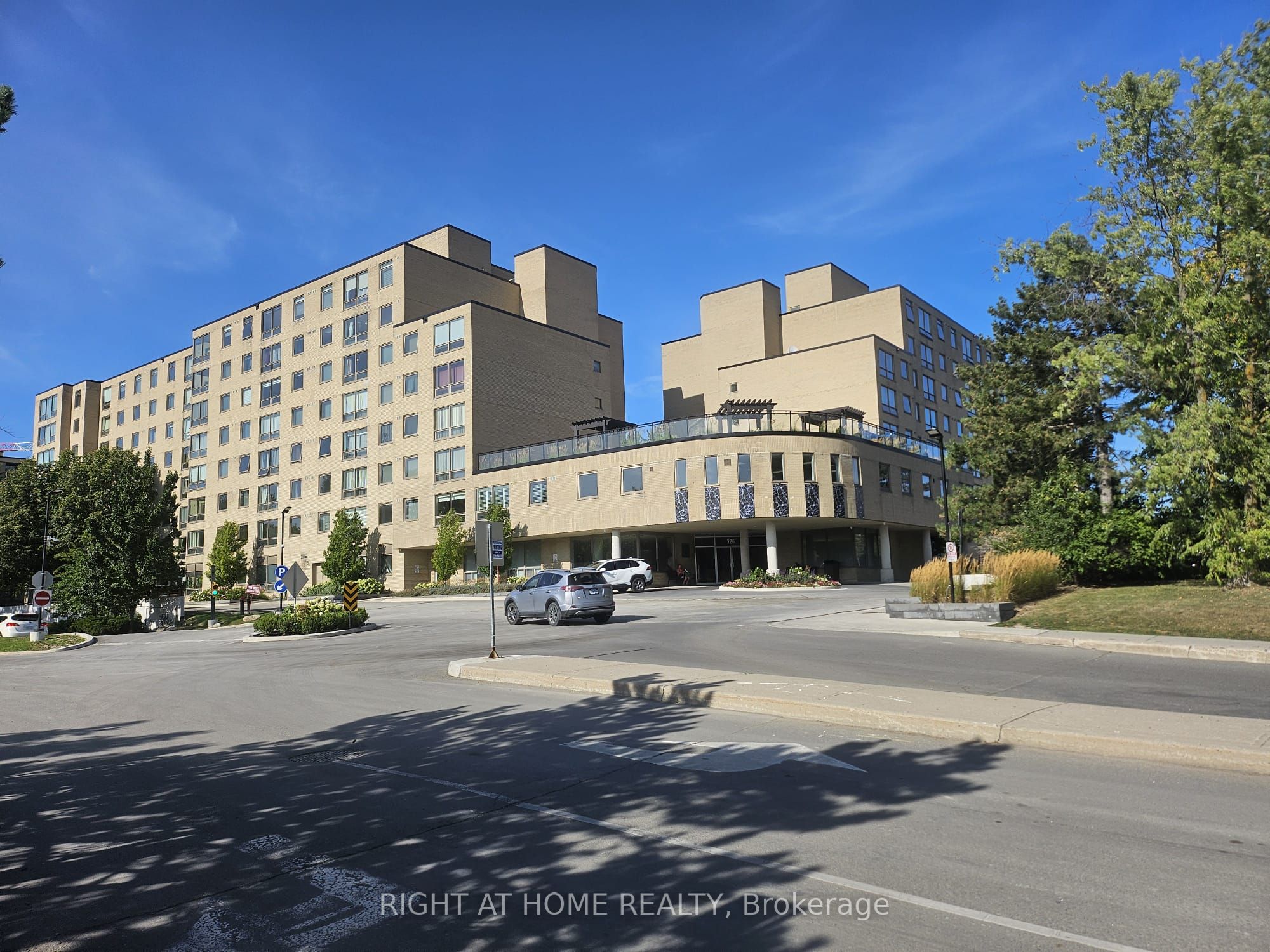 326 Major Mackenzie Drive E 111, Richmond Hill, ON L4C 8T4 photo 2