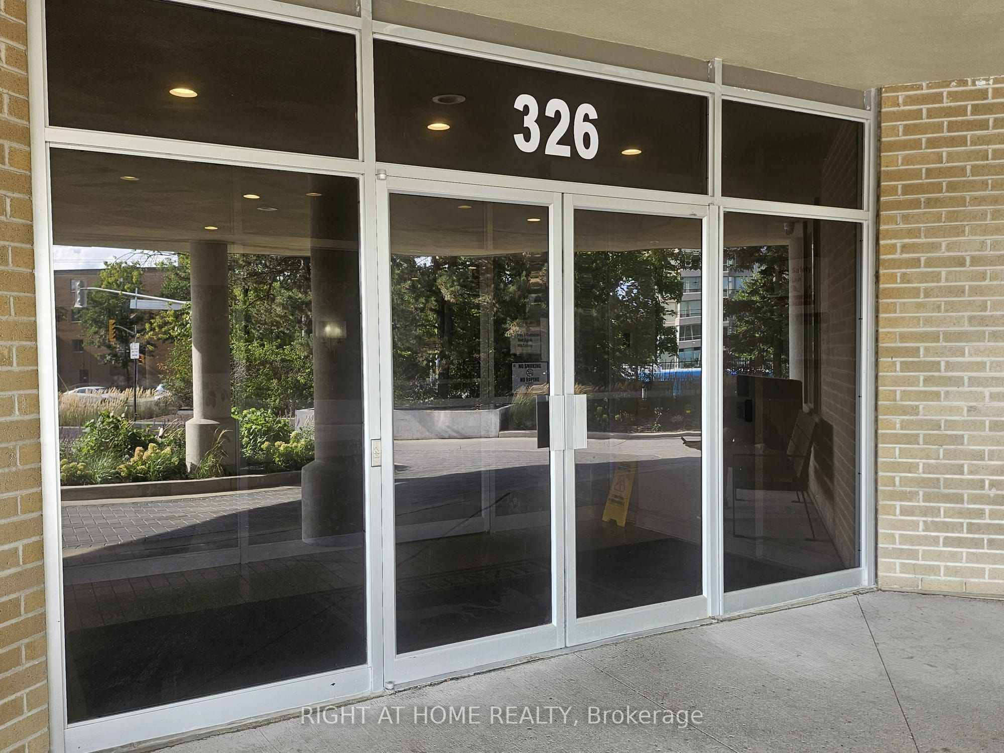 326 Major Mackenzie Drive E 111, Richmond Hill, ON L4C 8T4 photo 3