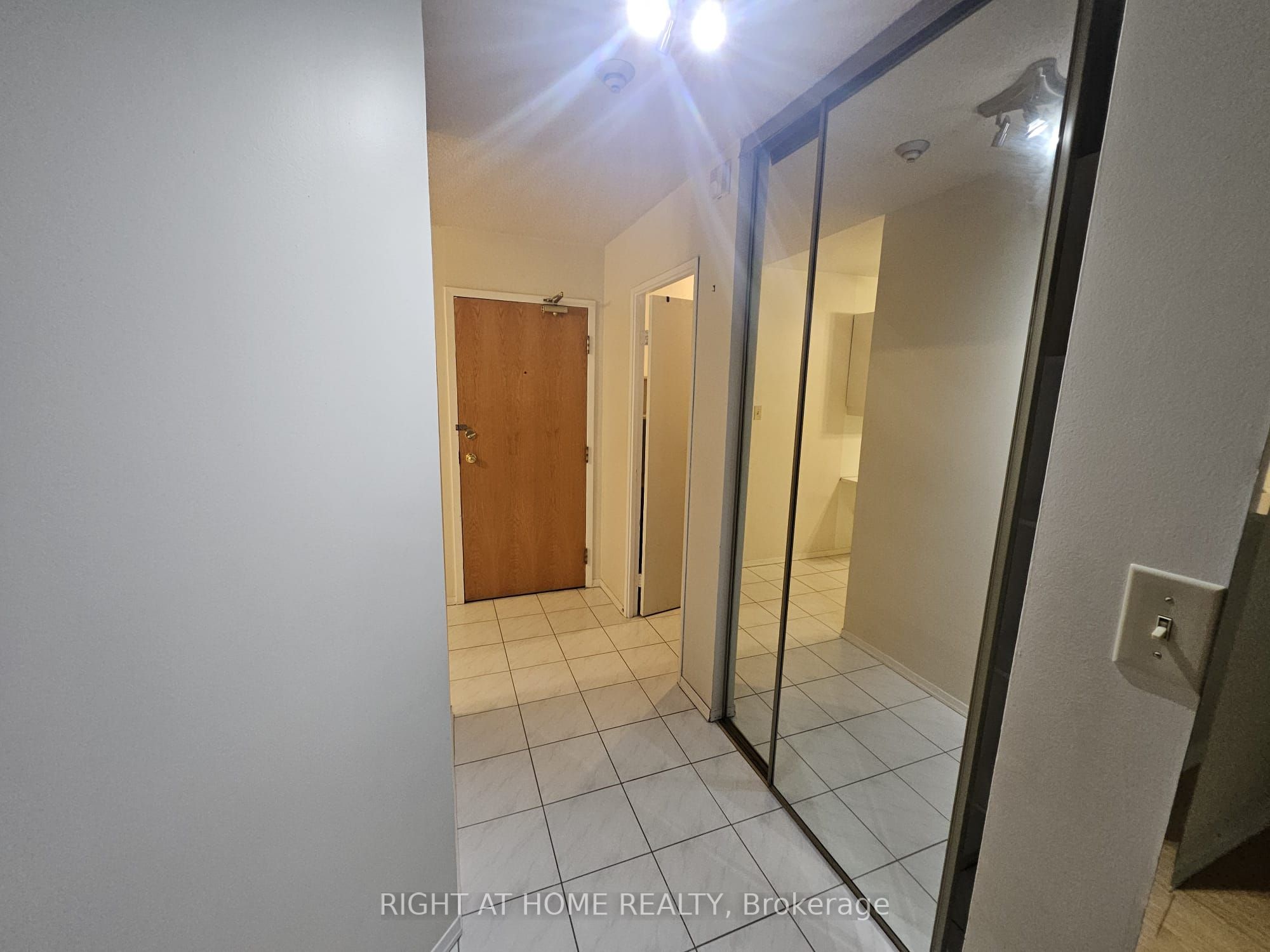 326 Major Mackenzie Drive E 111, Richmond Hill, ON L4C 8T4 photo 5